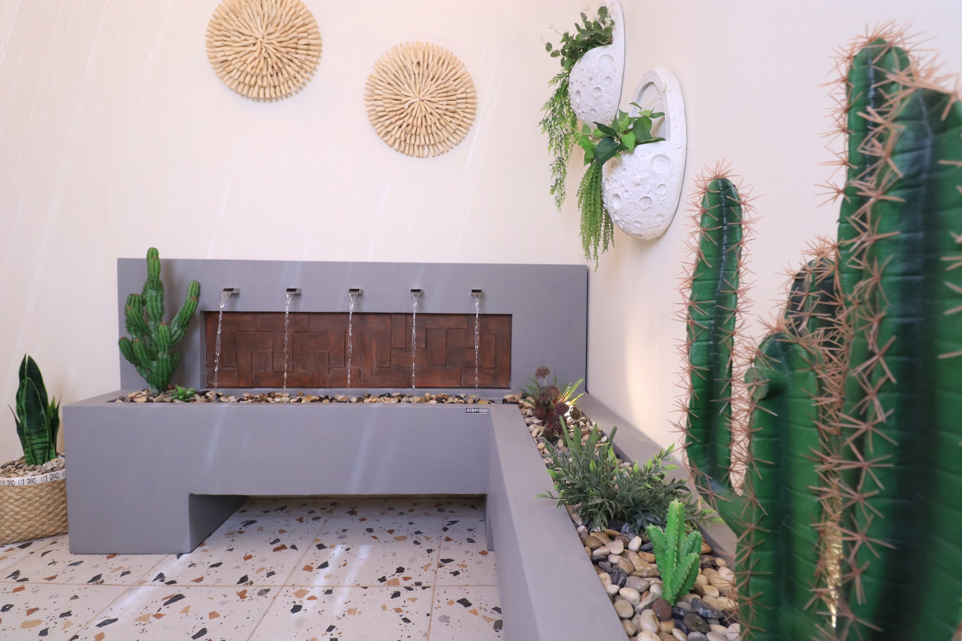 شلال داخلي وخارجي يخلق أجواء هادئة ومنعشة في أي مكان.