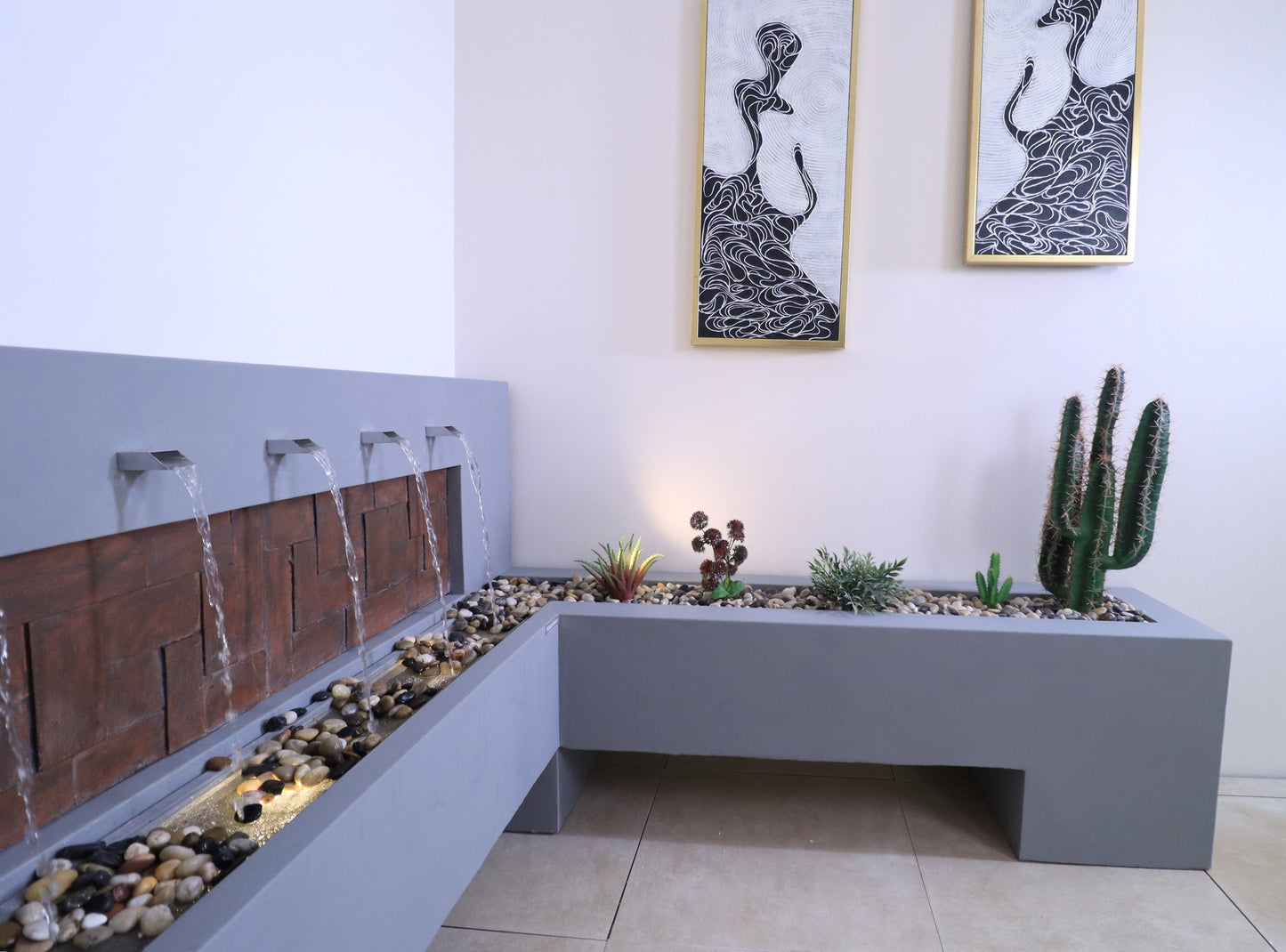 تدفق المياه الطبيعي يعزز الاسترخاء ويضفي صفاء على المكان.