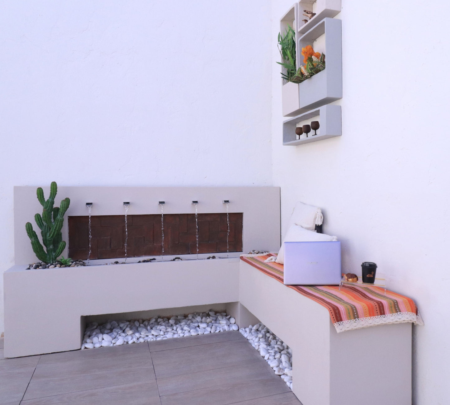 شلال داخلي وخارجي مصنوع من الكونكريت مع مزيج حجر الزينة.