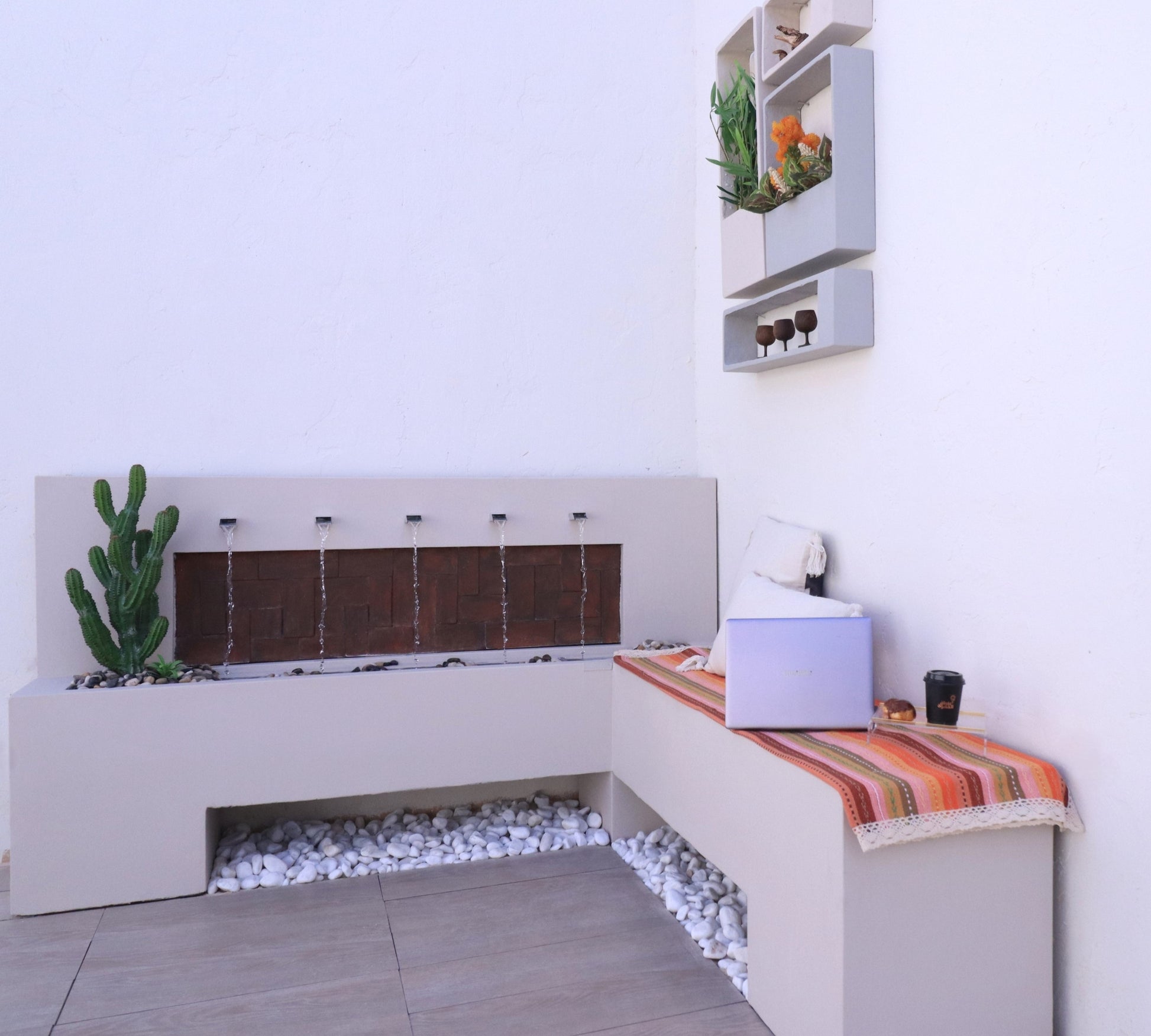 شلال داخلي وخارجي مصنوع من الكونكريت مع مزيج حجر الزينة.