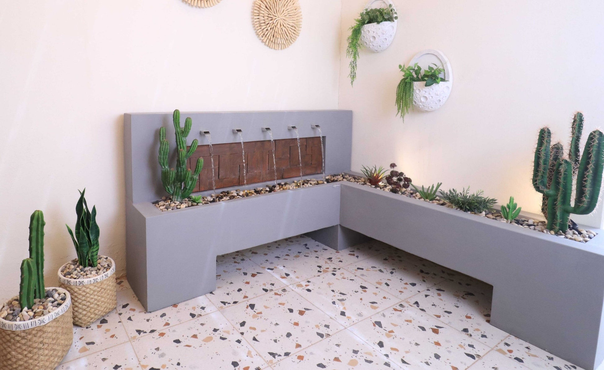 تصميم أنيق يجمع بين المياه المتدفقة والنباتات الطبيعية.