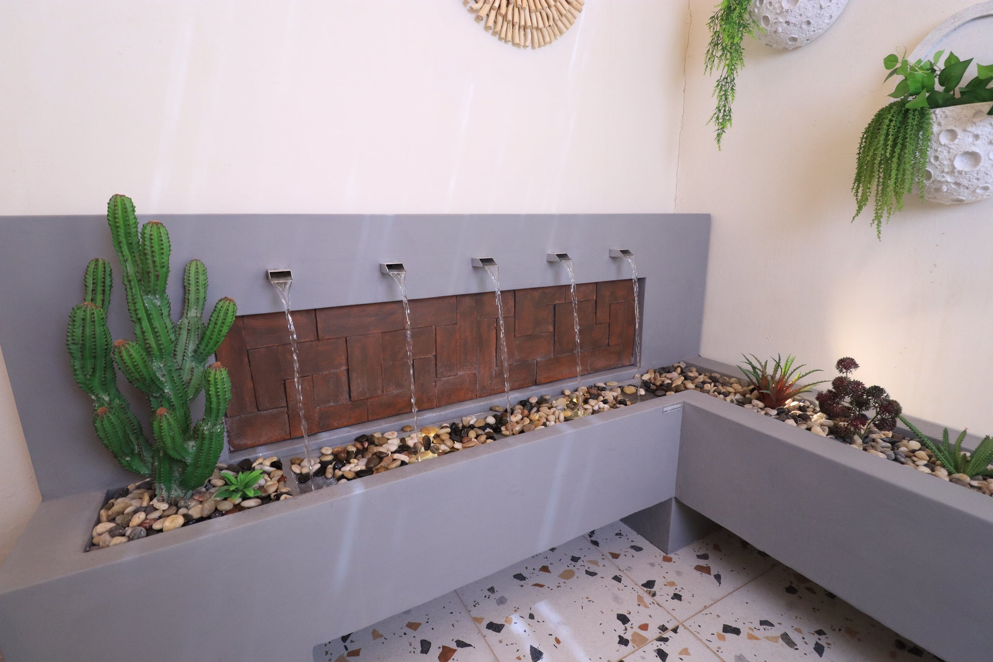 تدفق المياه يخلق أجواء هادئة ومريحة في أي زاوية.