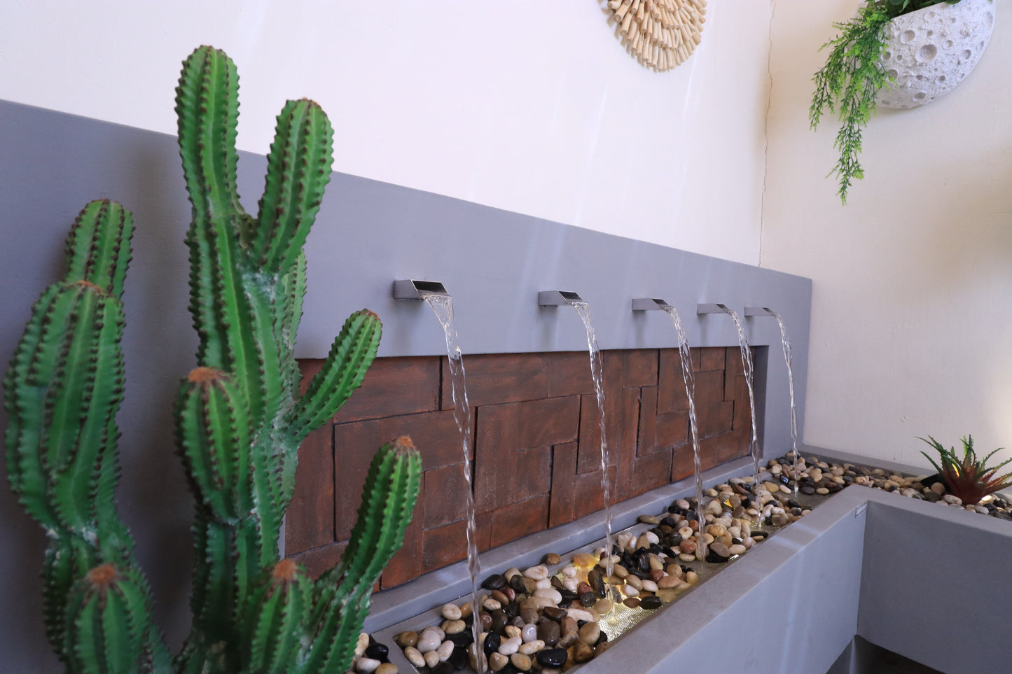 الشلال يدمج النباتات المختارة بعناية مع تصميمه العصري.