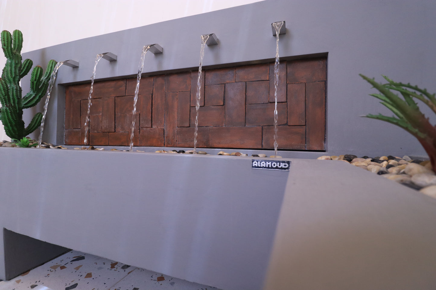 مياه تتدفق بسلاسة لإضفاء صفاء وهدوء على المكان.