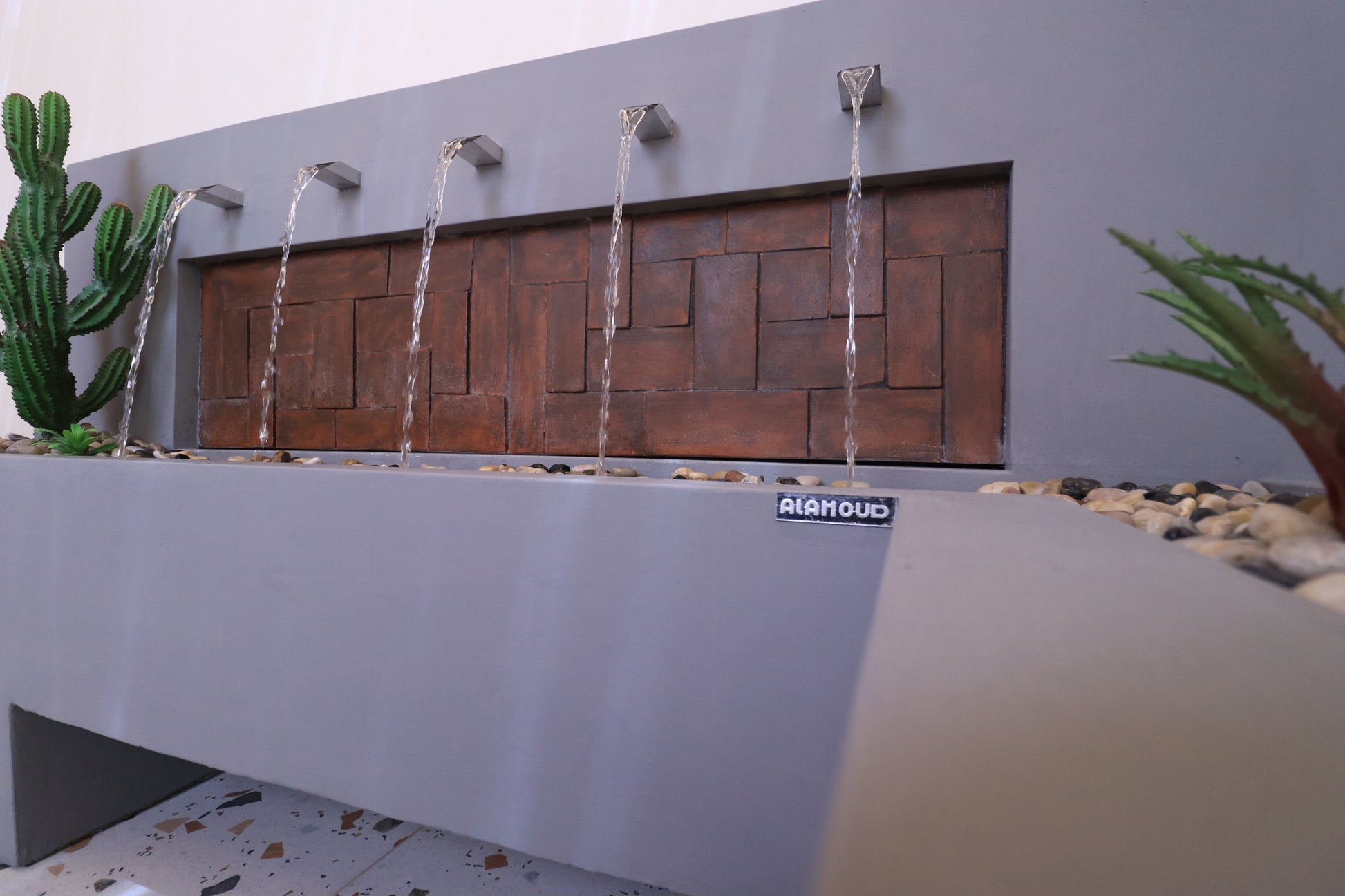 مياه تتدفق بسلاسة لإضفاء صفاء وهدوء على المكان.