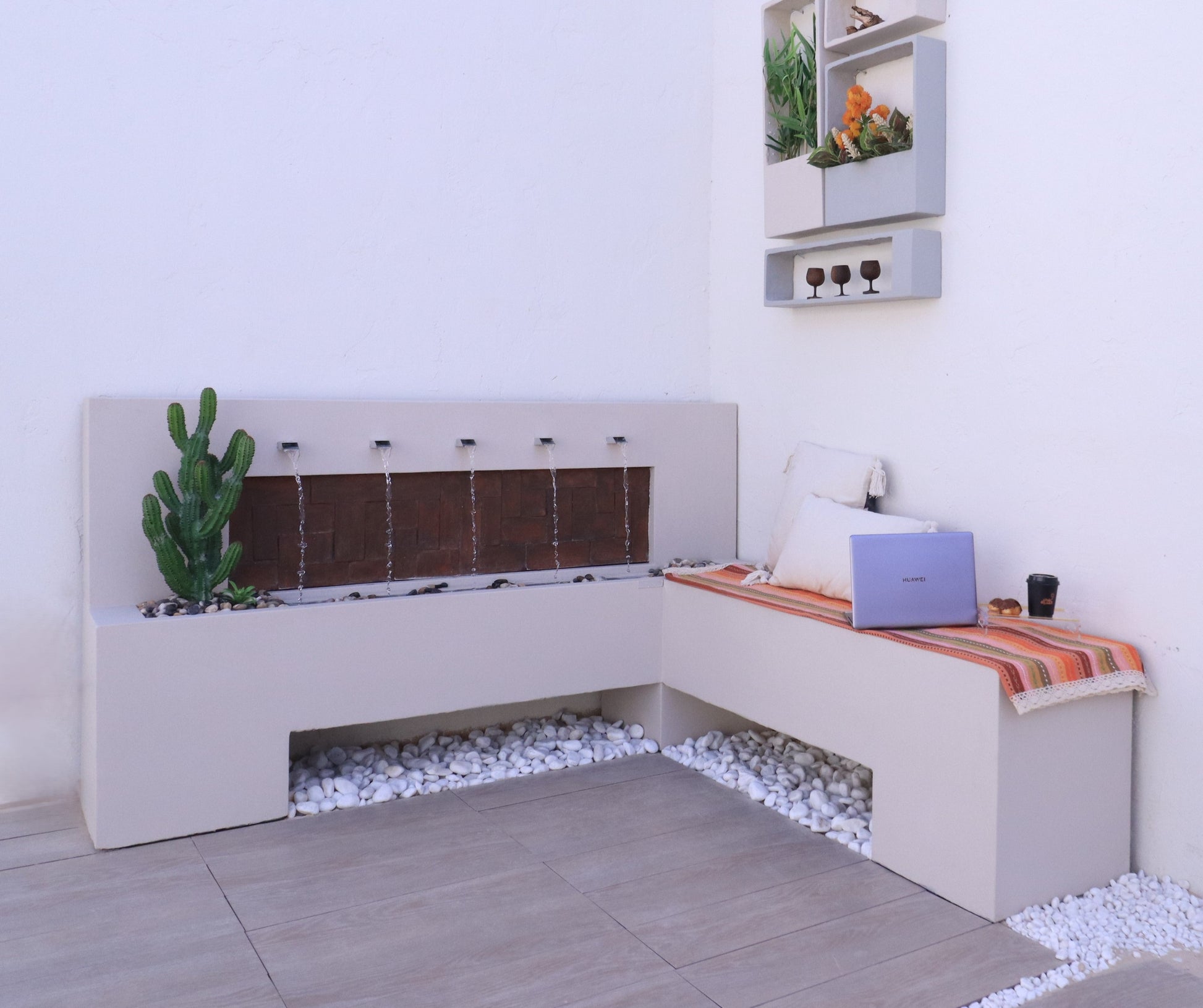 الشلال يضيف لمسة فنية طبيعية للمكان مع تناغم الألوان.