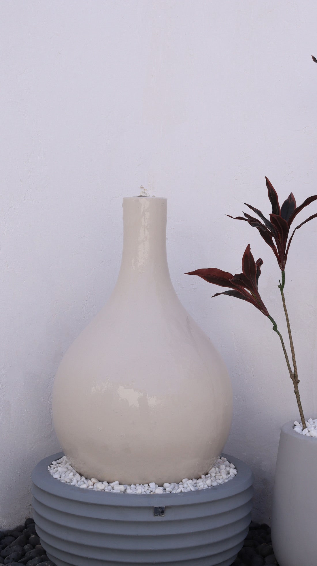 نافورة لونا حديثة بتصميم أنيق للمساحات الخارجية والداخلية