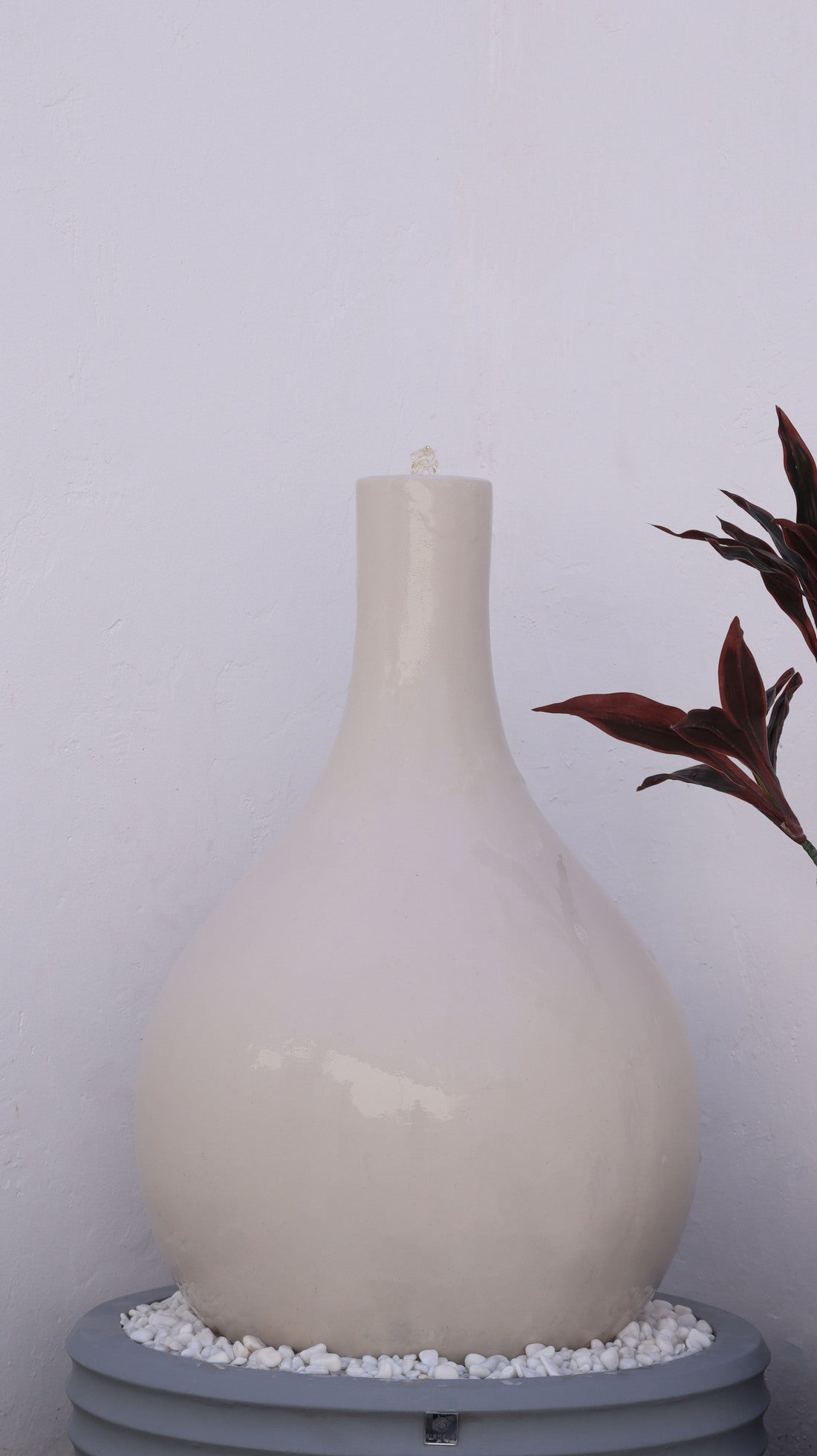 نافورة لونا مصنوعة من مواد عالية الجودة مع تدفق مياه جذاب