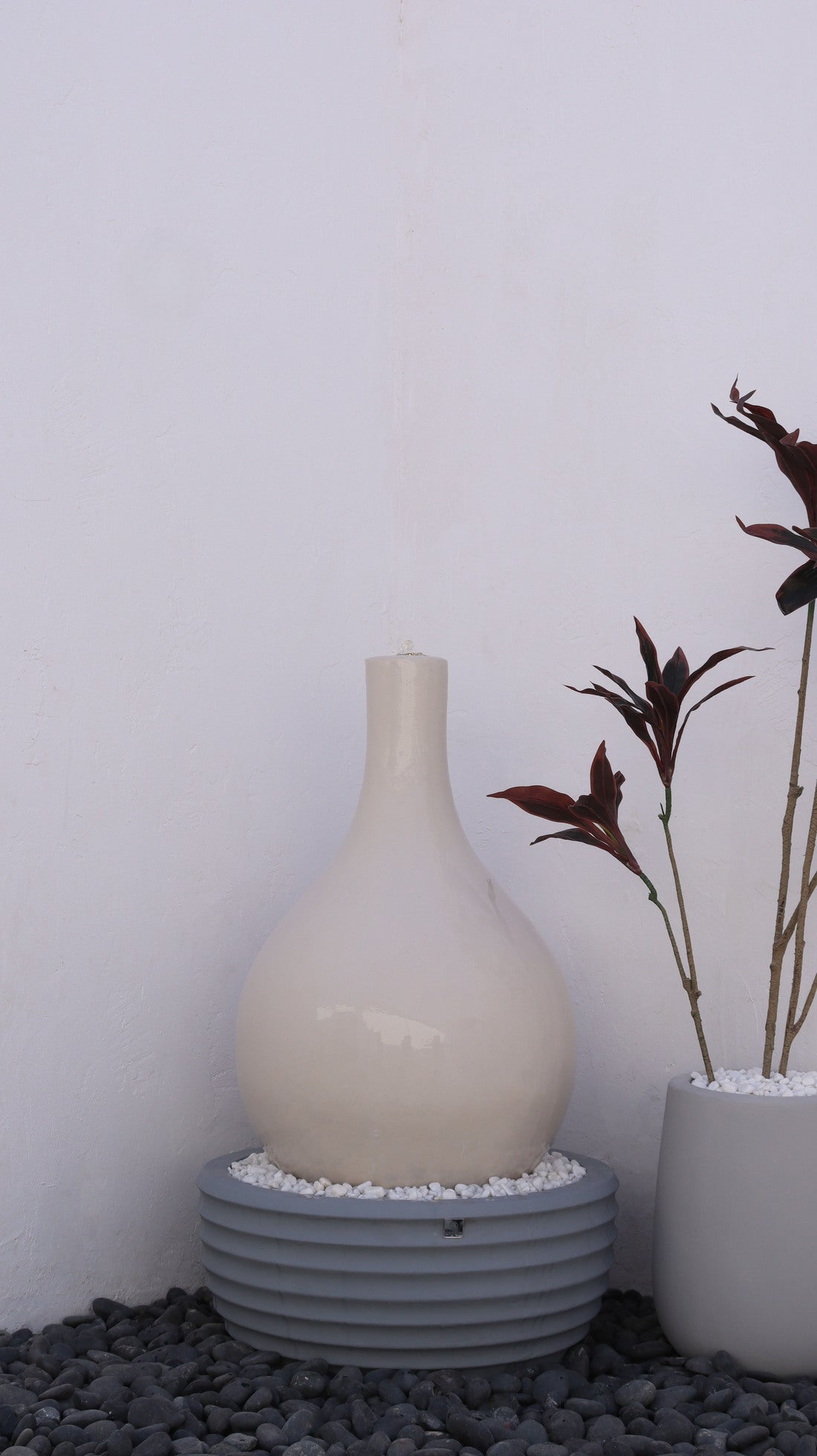 نافورة لونا بتدفق مياه هادئ وأناقة ديكورية للحدائق والشرفات