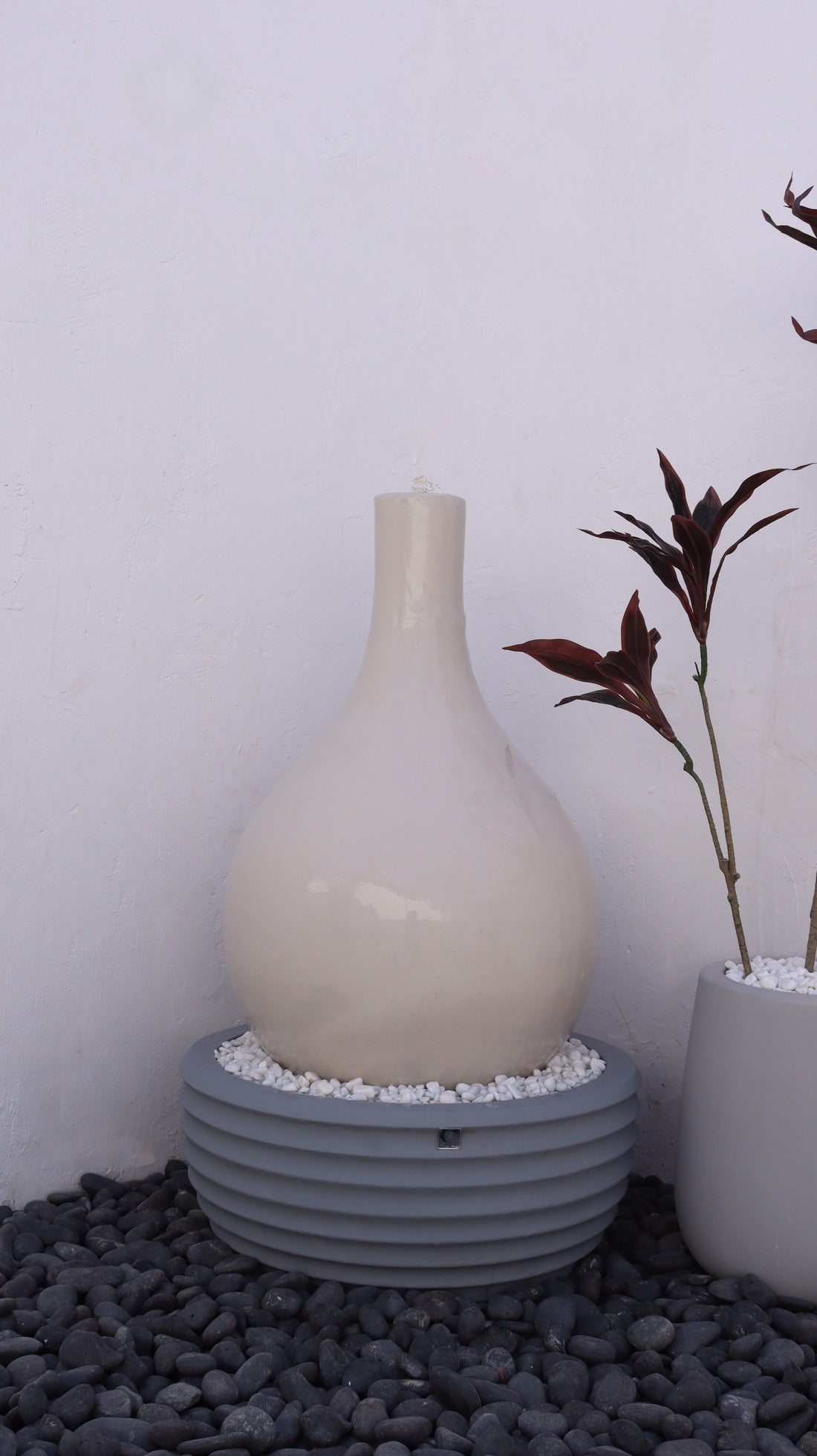 نافورة لونا للحديقة المنزلية مصممة بأسلوب عصري وجذاب