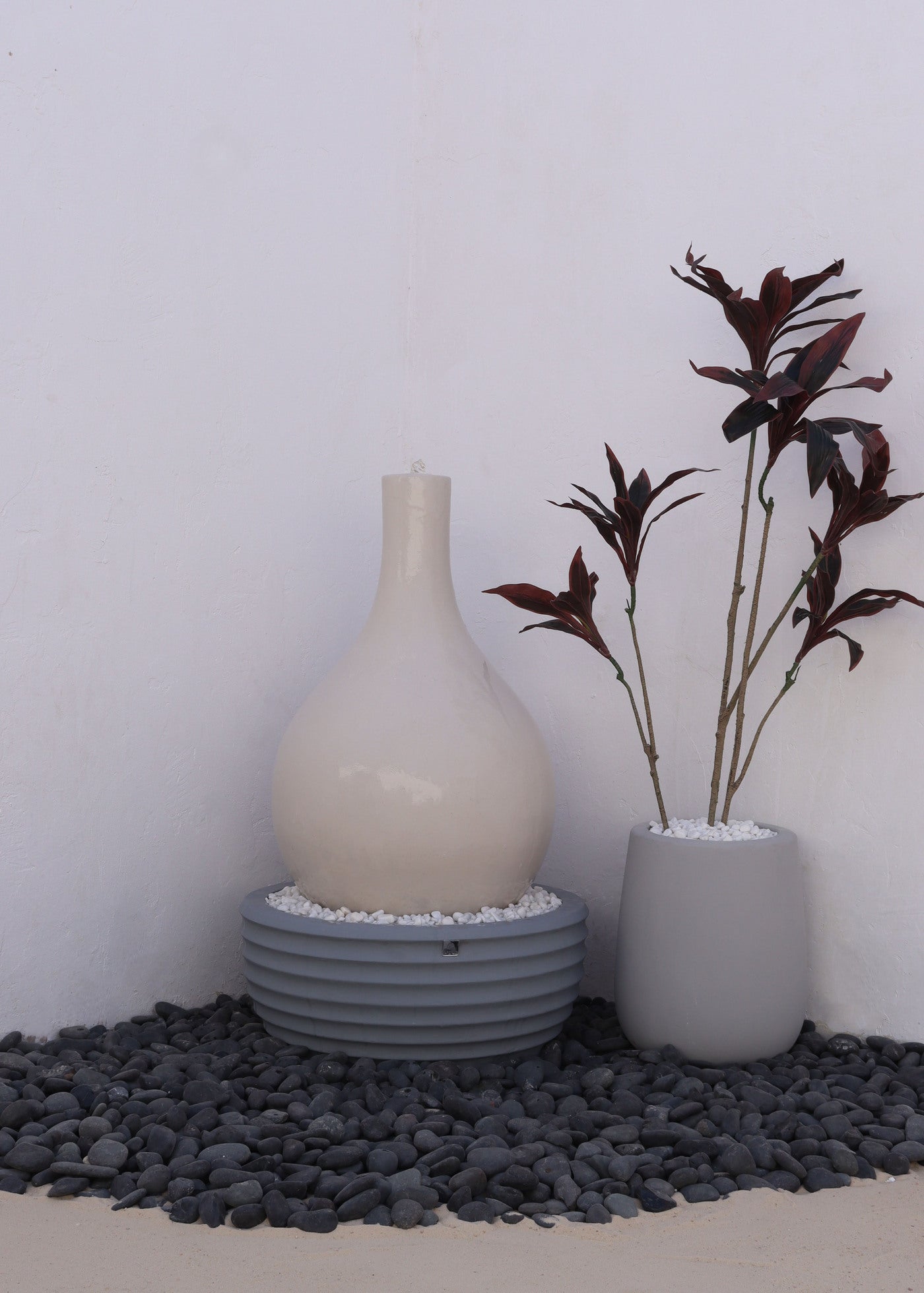 نافورة مياه لونا بتصميم حديث لإضافة لمسة جمالية للمساحات المختلفة