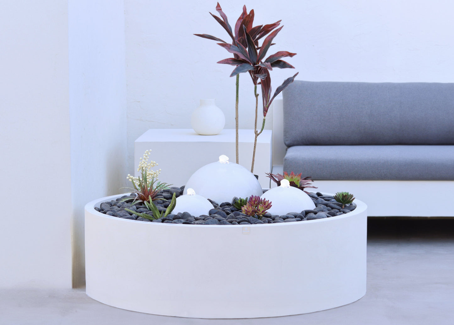 نافورة ليون مزودة بثلاث مضخات وإضاءة مدمجة