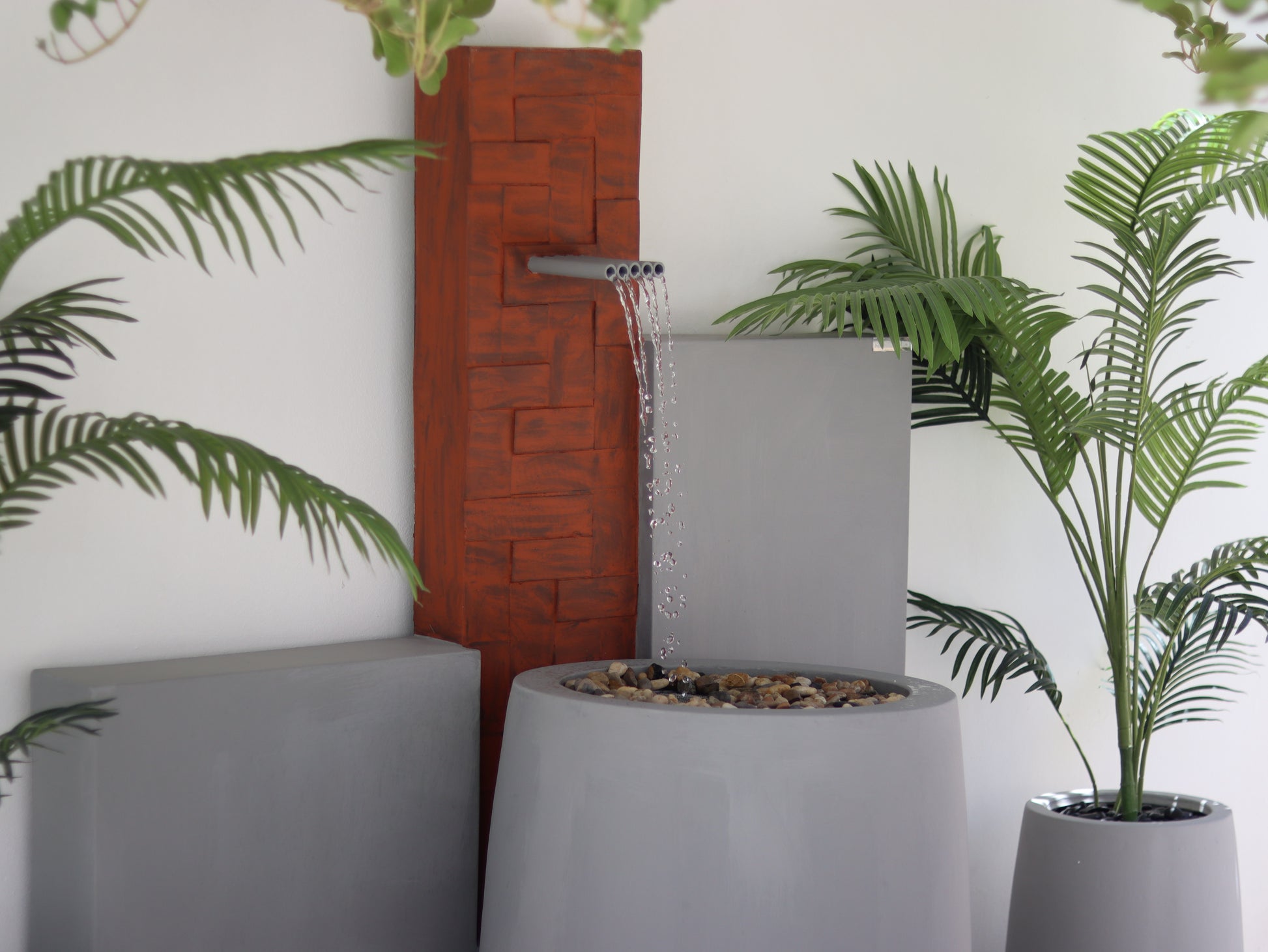 شلال داخلي وخارجي متناسق مع أجواء هادئة ومريحة.