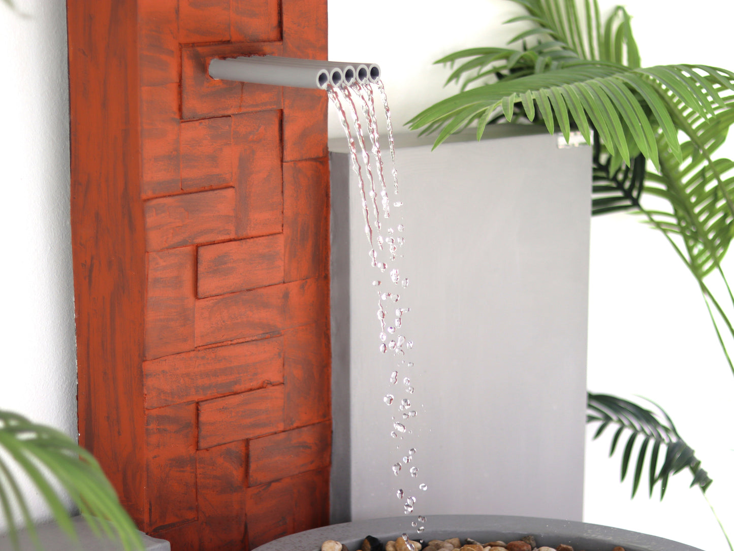 تصميم الشلال يشتمل على عدة مصبات ومزيج من حجر الزينة.