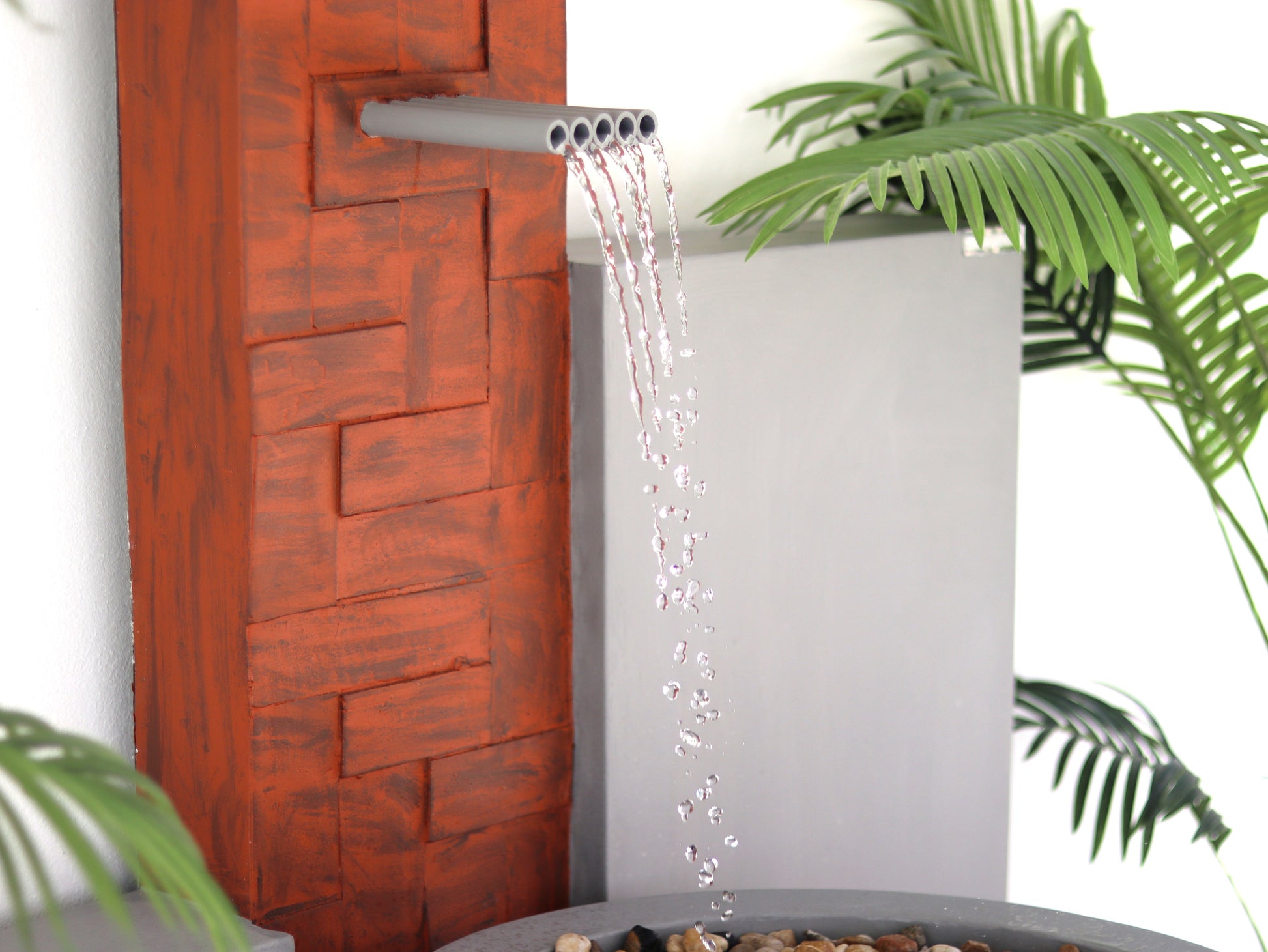 تصميم الشلال يشتمل على عدة مصبات ومزيج من حجر الزينة.