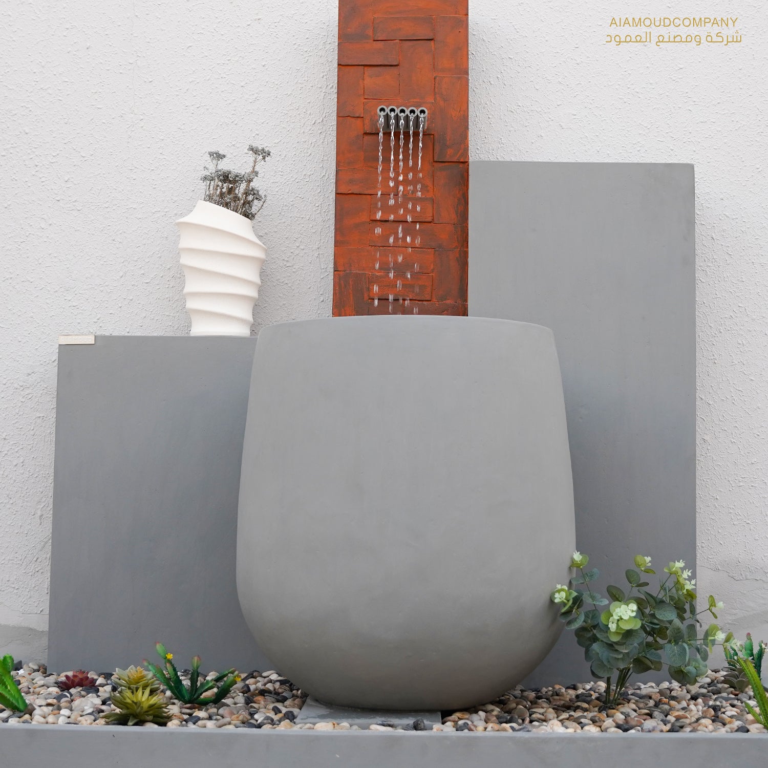 قاعدة الشلال مزينة بالأحجار الطبيعية ومجموعة أشجار مختارة بعناية.