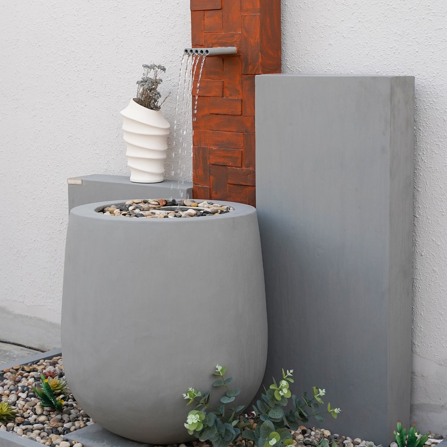 شلال مارغون يأتي مع خاصية التحكم عن بعد لتجربة سهلة ومريحة.