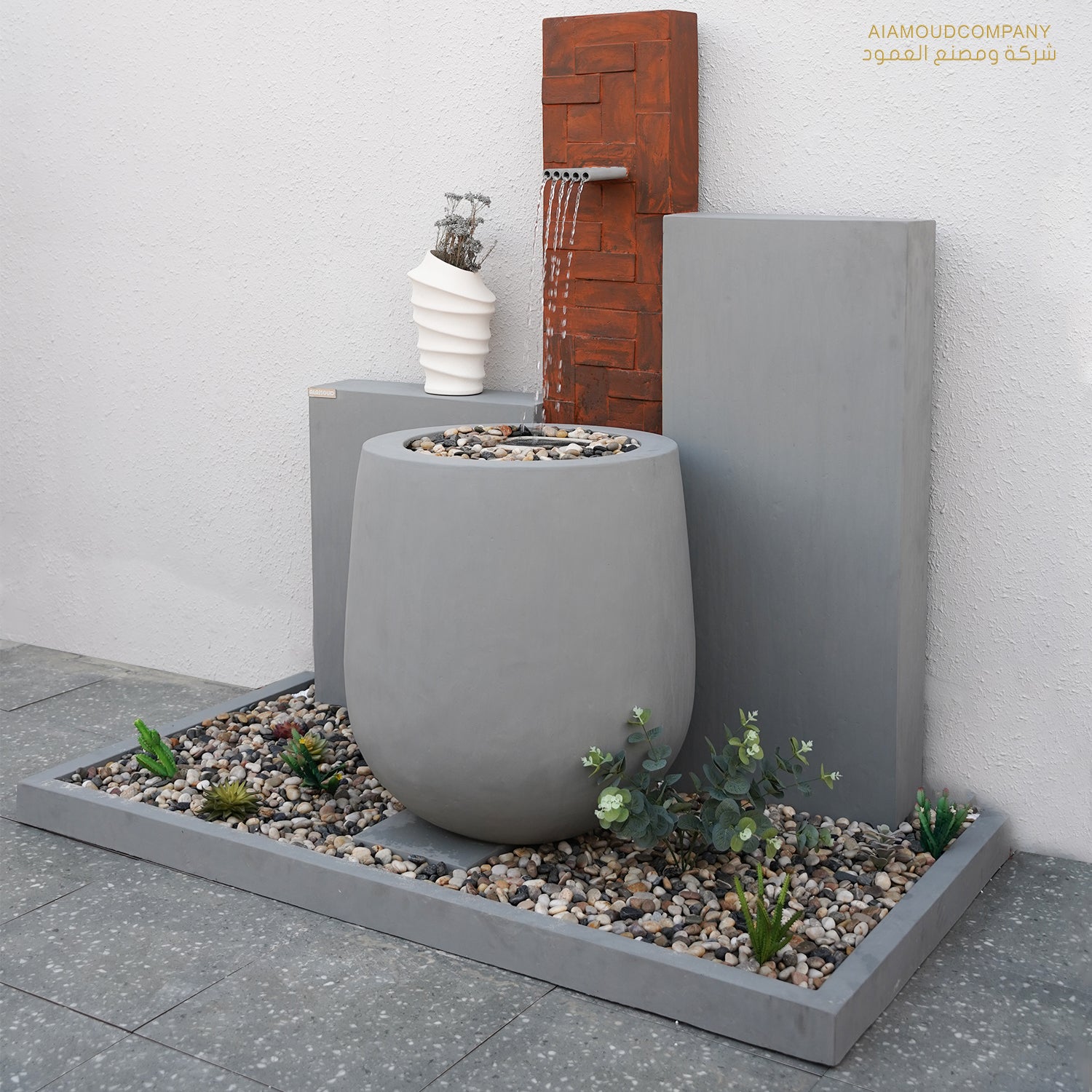 تصميم عصري لشلال مارغون مع نباتات طبيعية وإضاءة مميزة.