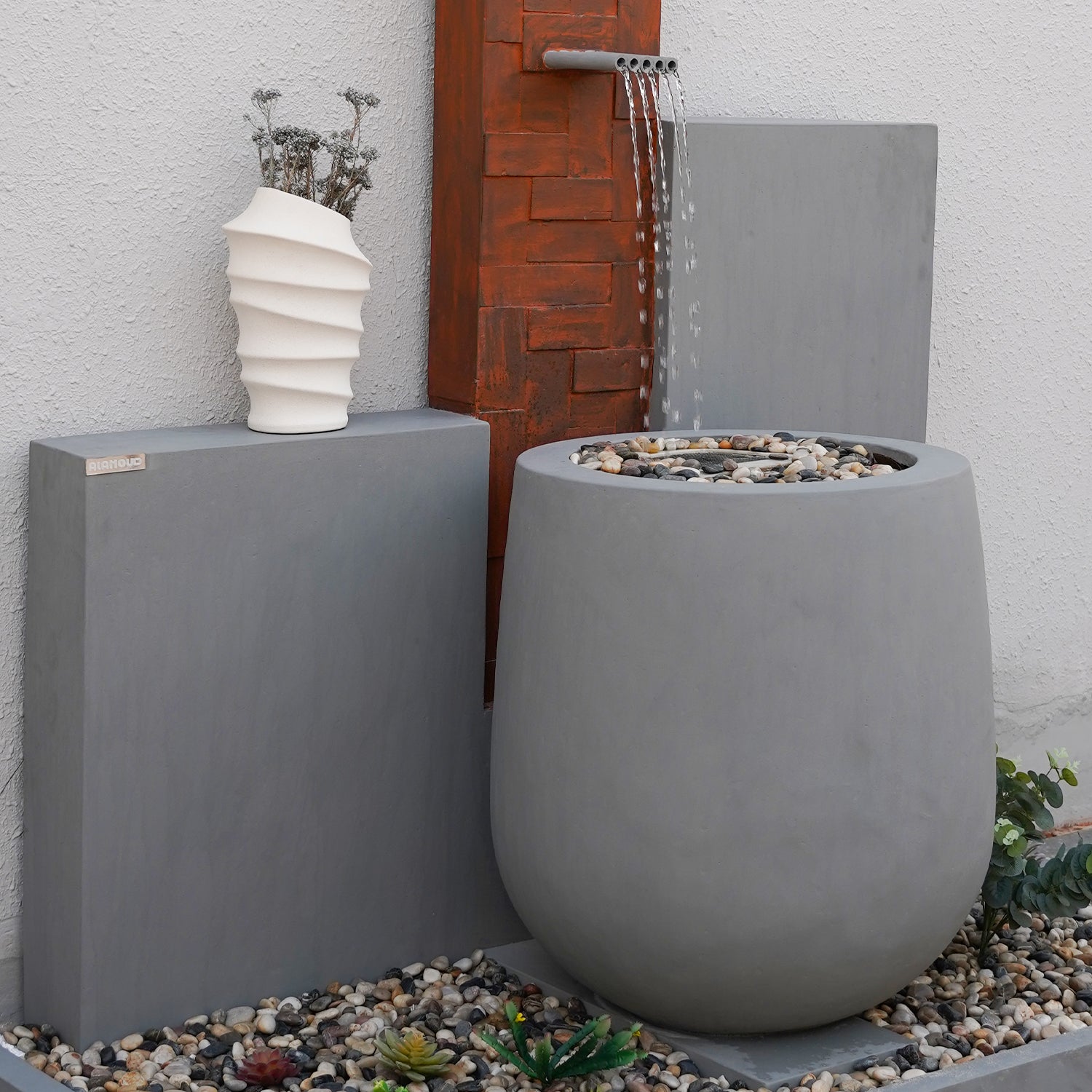 شلال مارغون مصنوع من الكونكريت مع قاعدة مزينة بالأحجار.