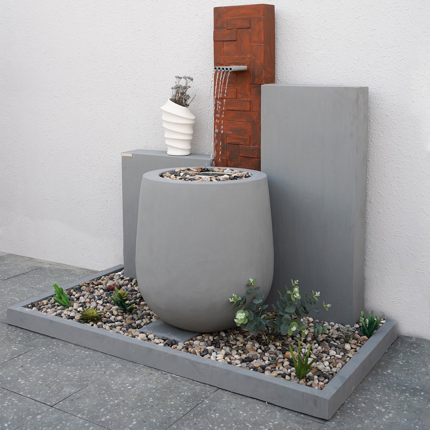 تصميم متناغم يضم مجموعة مختارة من الأشجار الطبيعية حول الشلال.