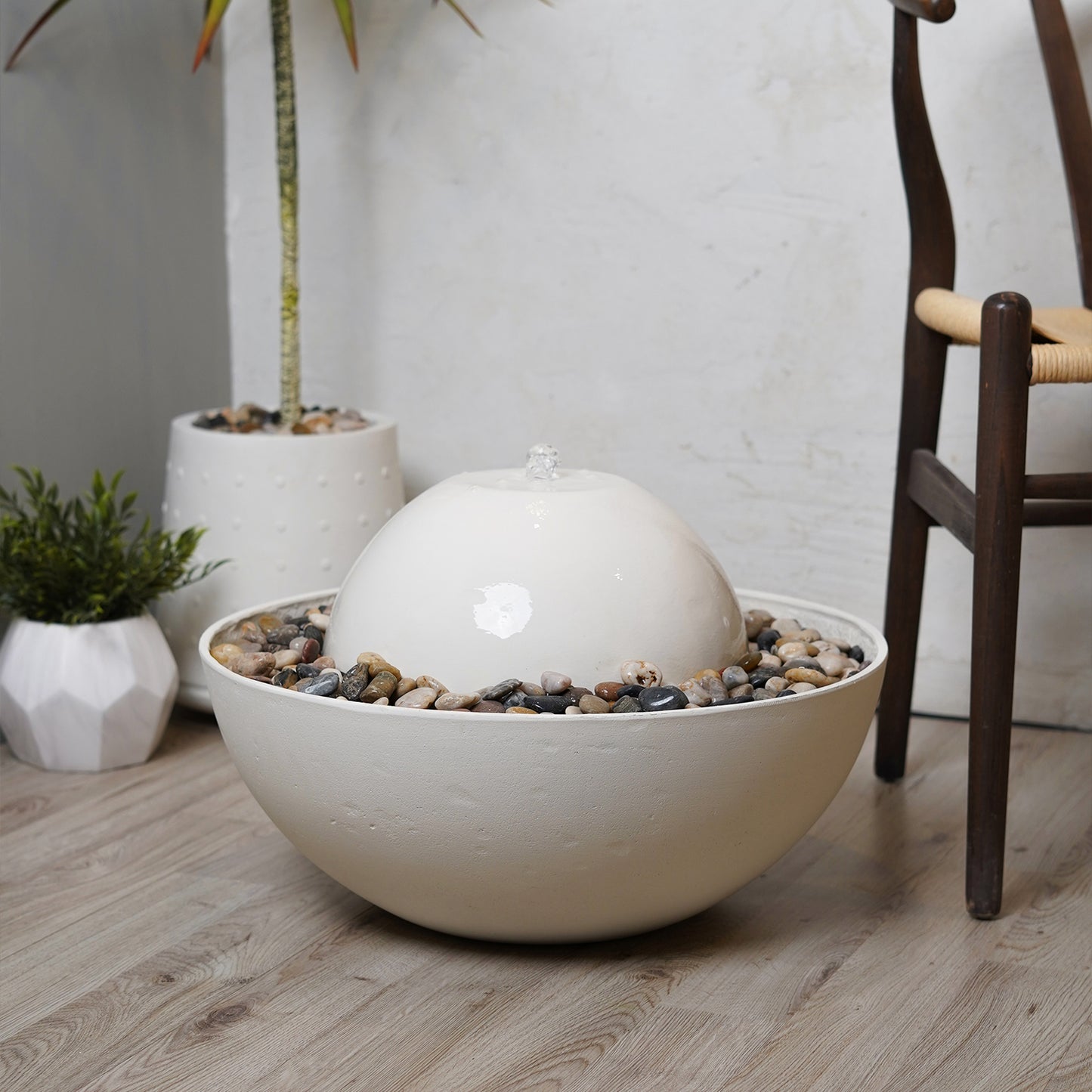 نافورة مودرن بتصميم بسيط يضفي لمسة عصرية على المكان