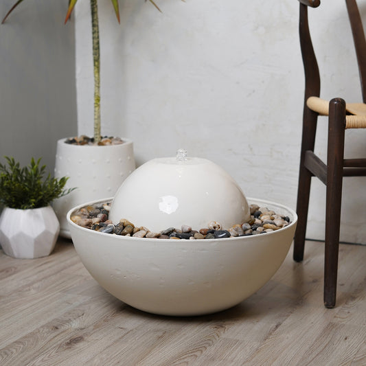 نافورة مودرن بتصميم بسيط يضفي لمسة عصرية على المكان