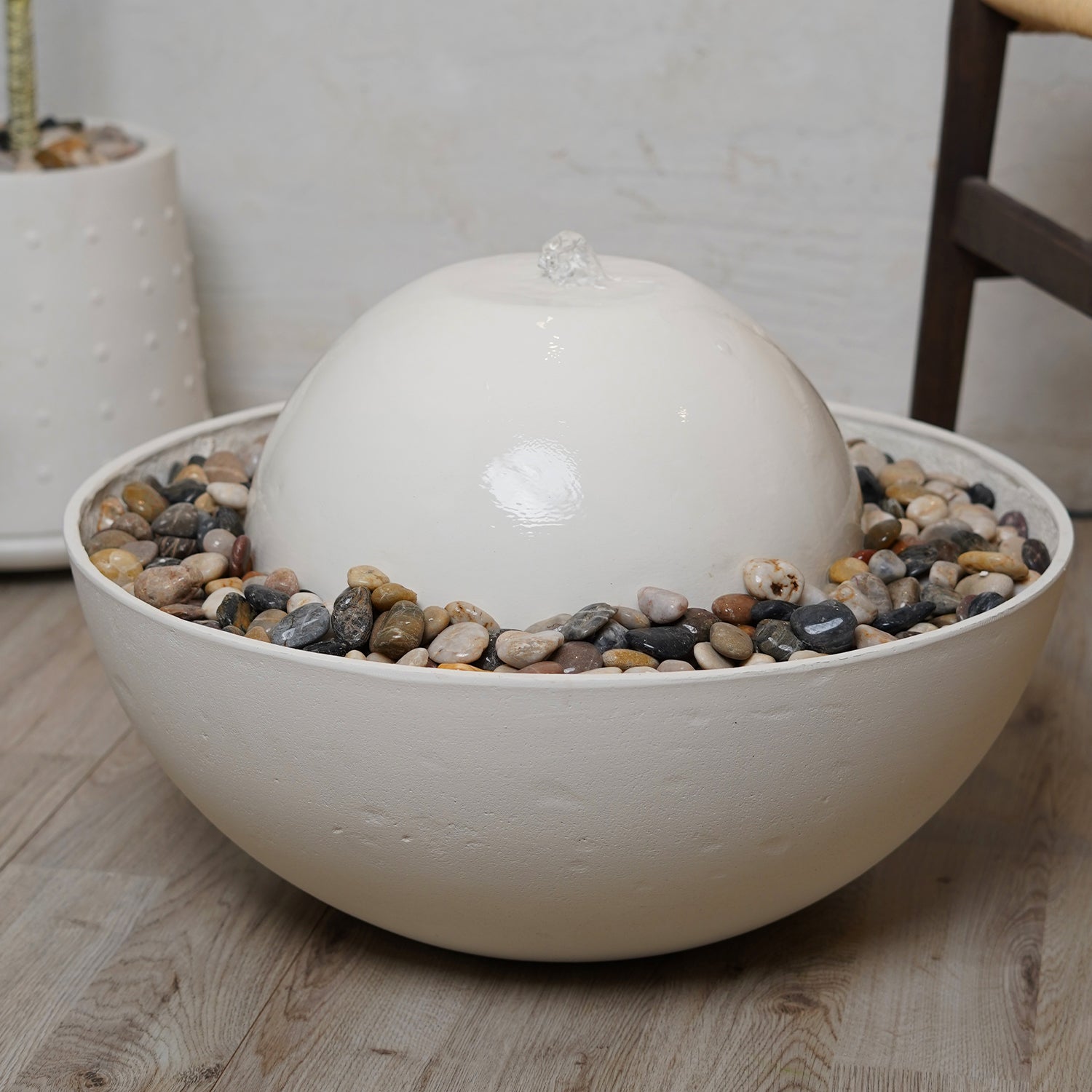 نافورة خارجية صغيرة بسطح مائي هادئ ولمسة أنيقة