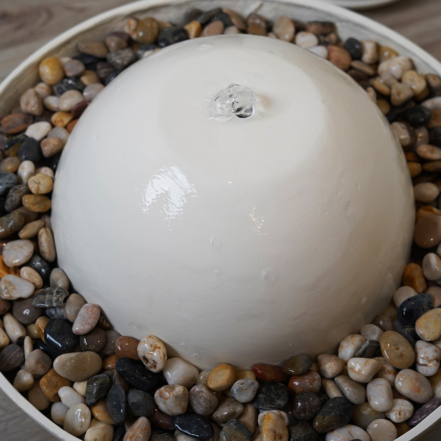 نافورة مودرن بتدفق مائي ناعم يمنح المكان هدوءاً