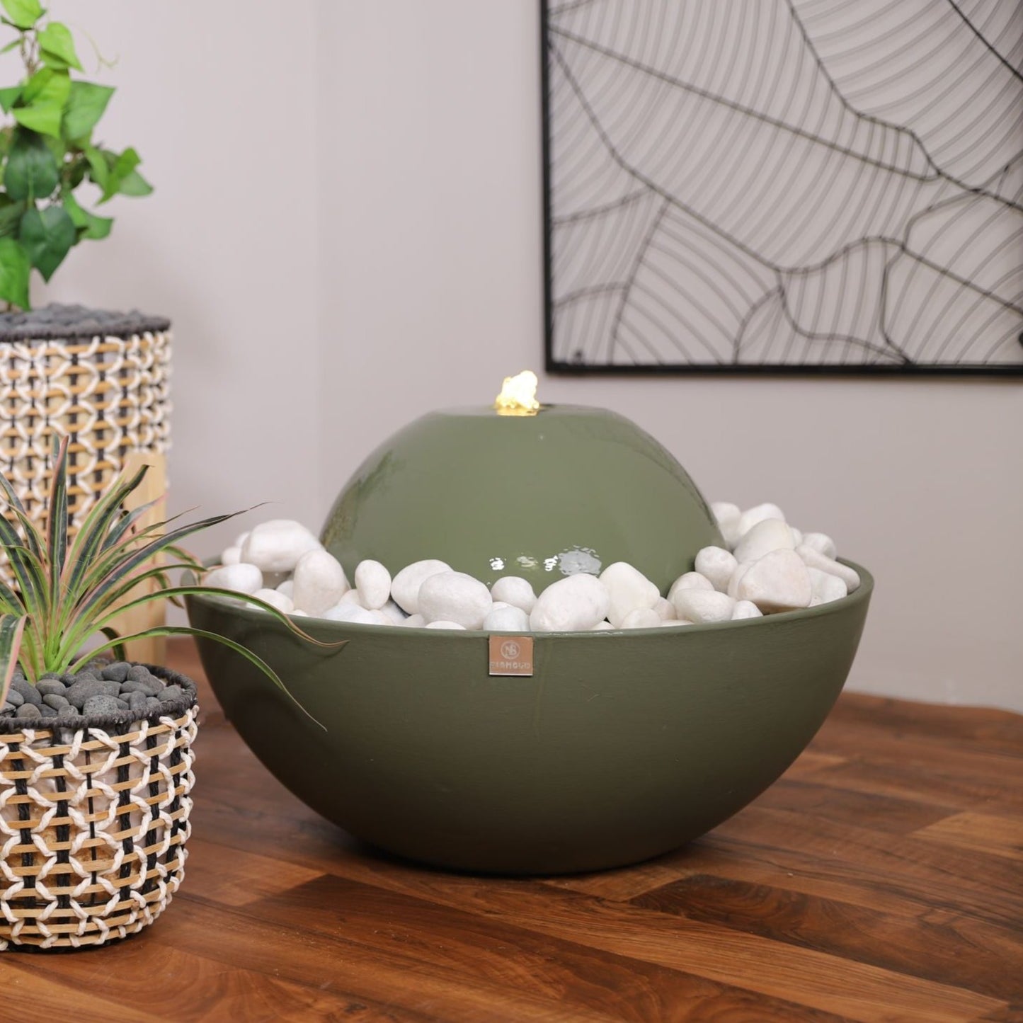 نافورة مضاءة بلطف تناسب الزوايا والمساحات الصغيرة