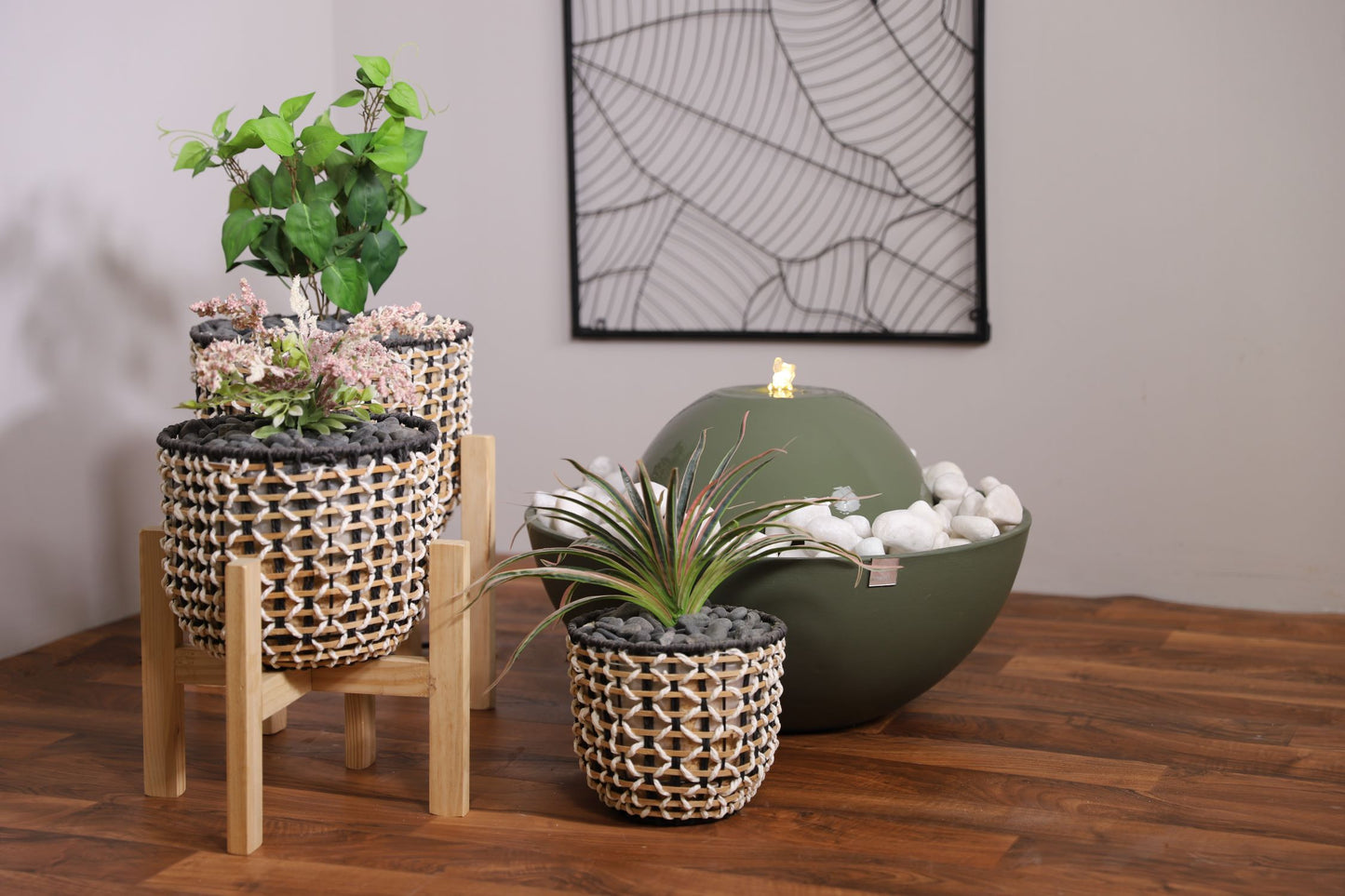 نافورة خارجية عصرية تضيف جاذبية للمكان