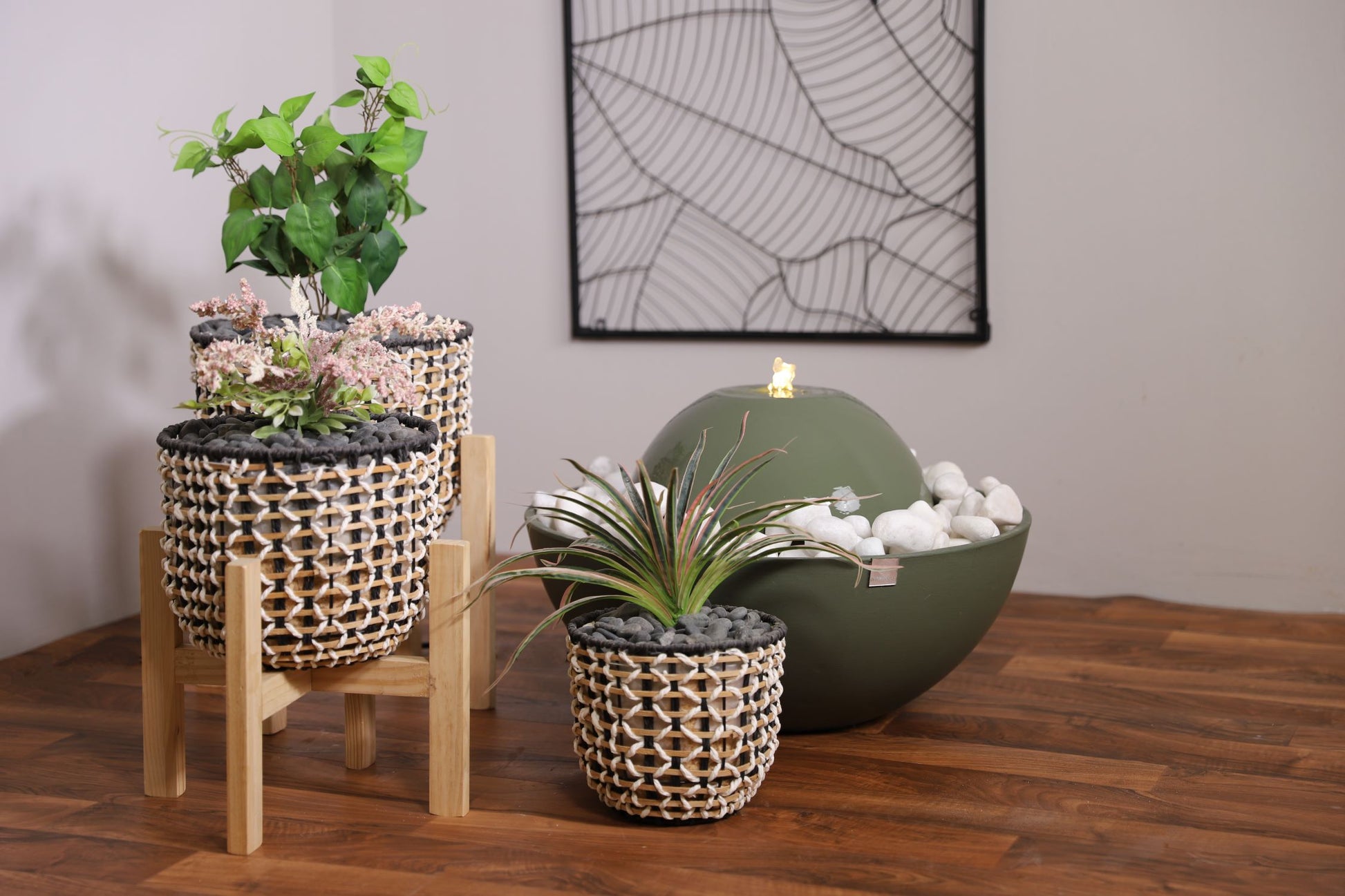 نافورة خارجية عصرية تضيف جاذبية للمكان