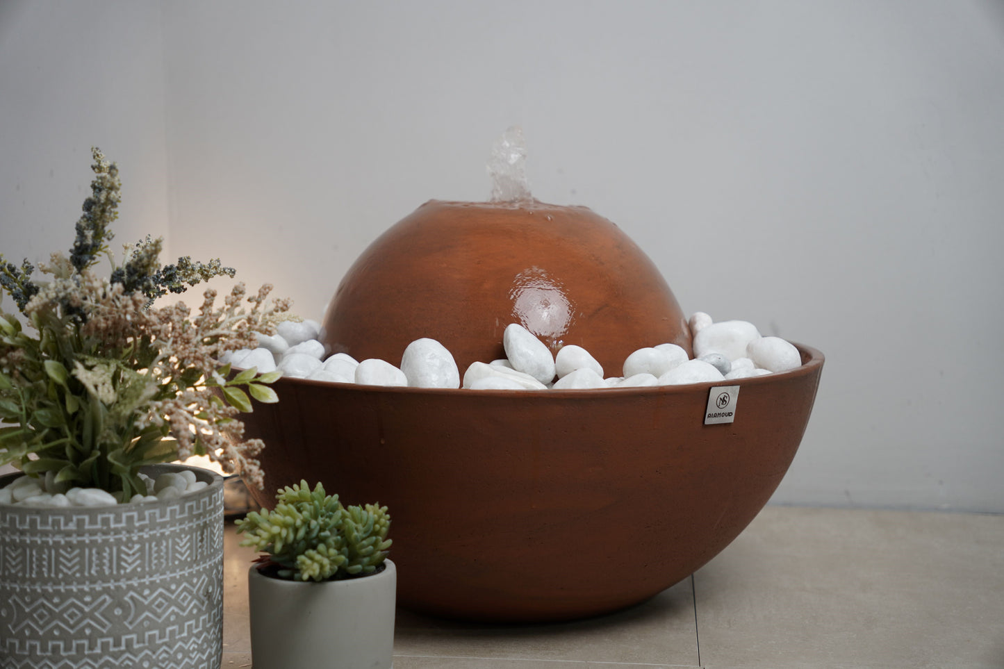 نافورة مودرن مع أحجار زينة تمنح طابعاً طبيعياً