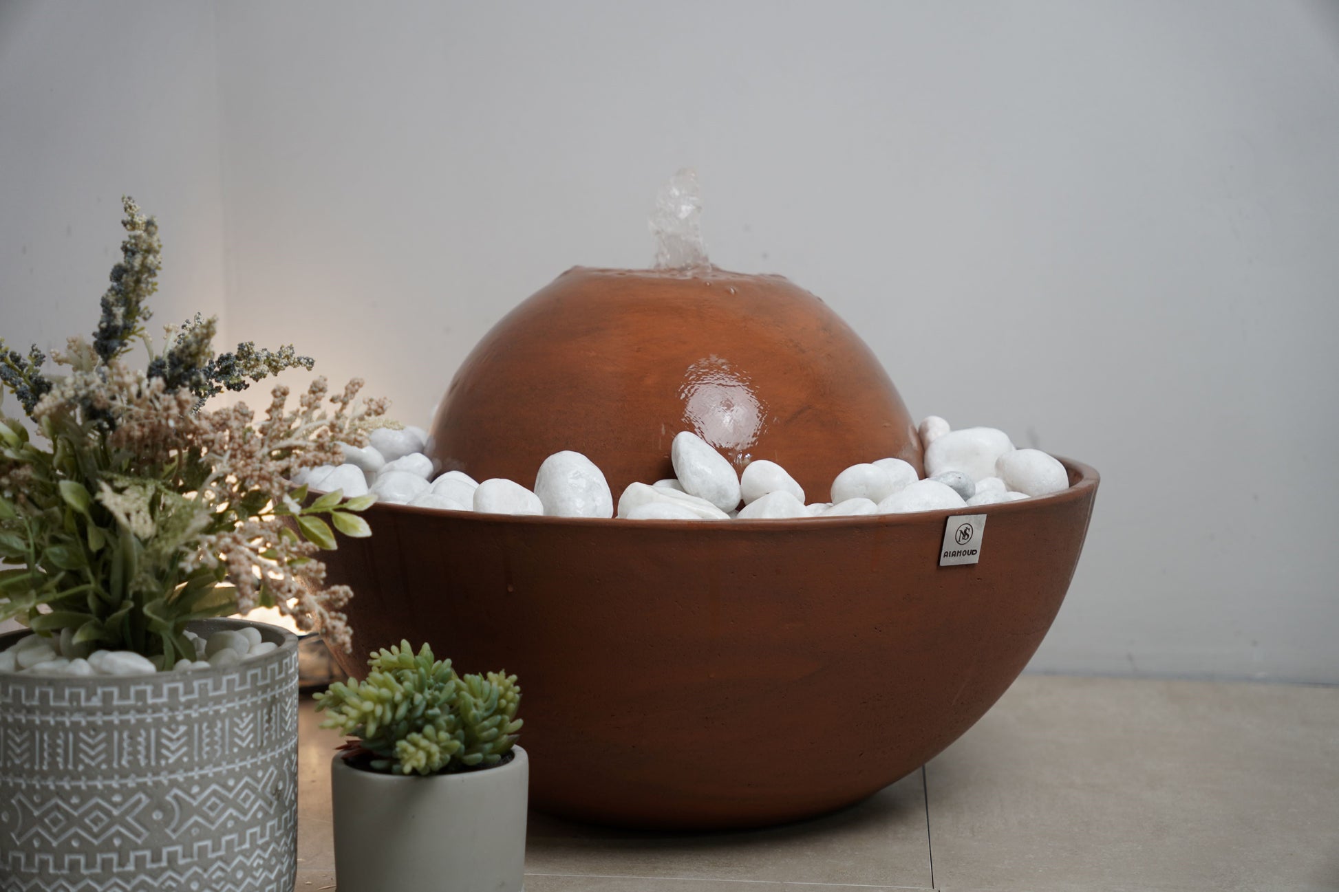 نافورة مودرن مع أحجار زينة تمنح طابعاً طبيعياً