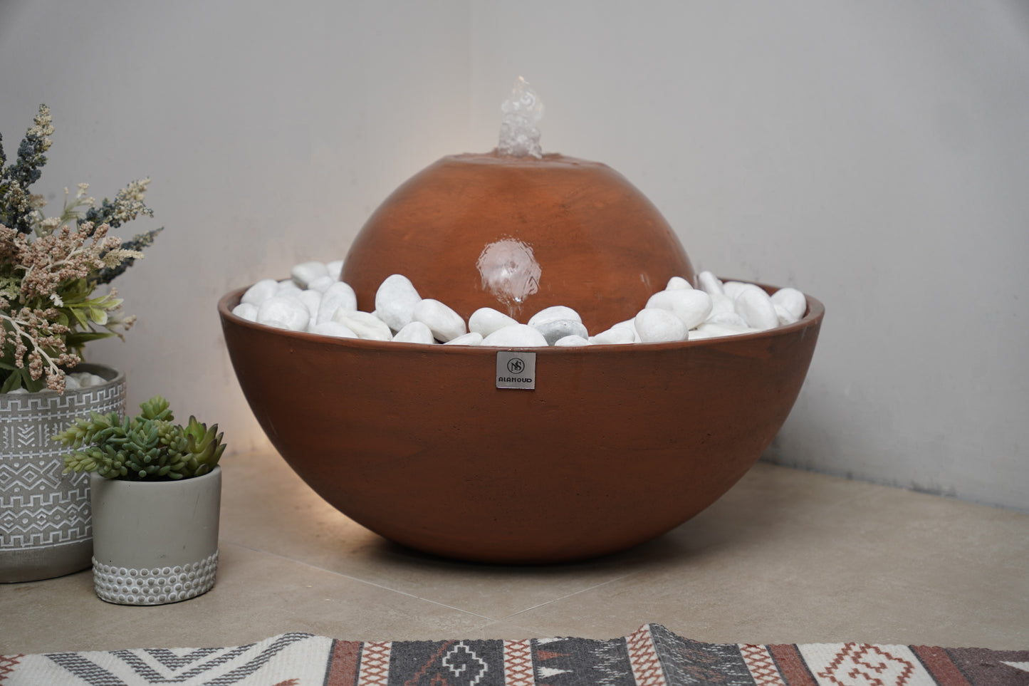 نافورة بتصميم عصري مدمج ينسجم مع الديكور الداخلي