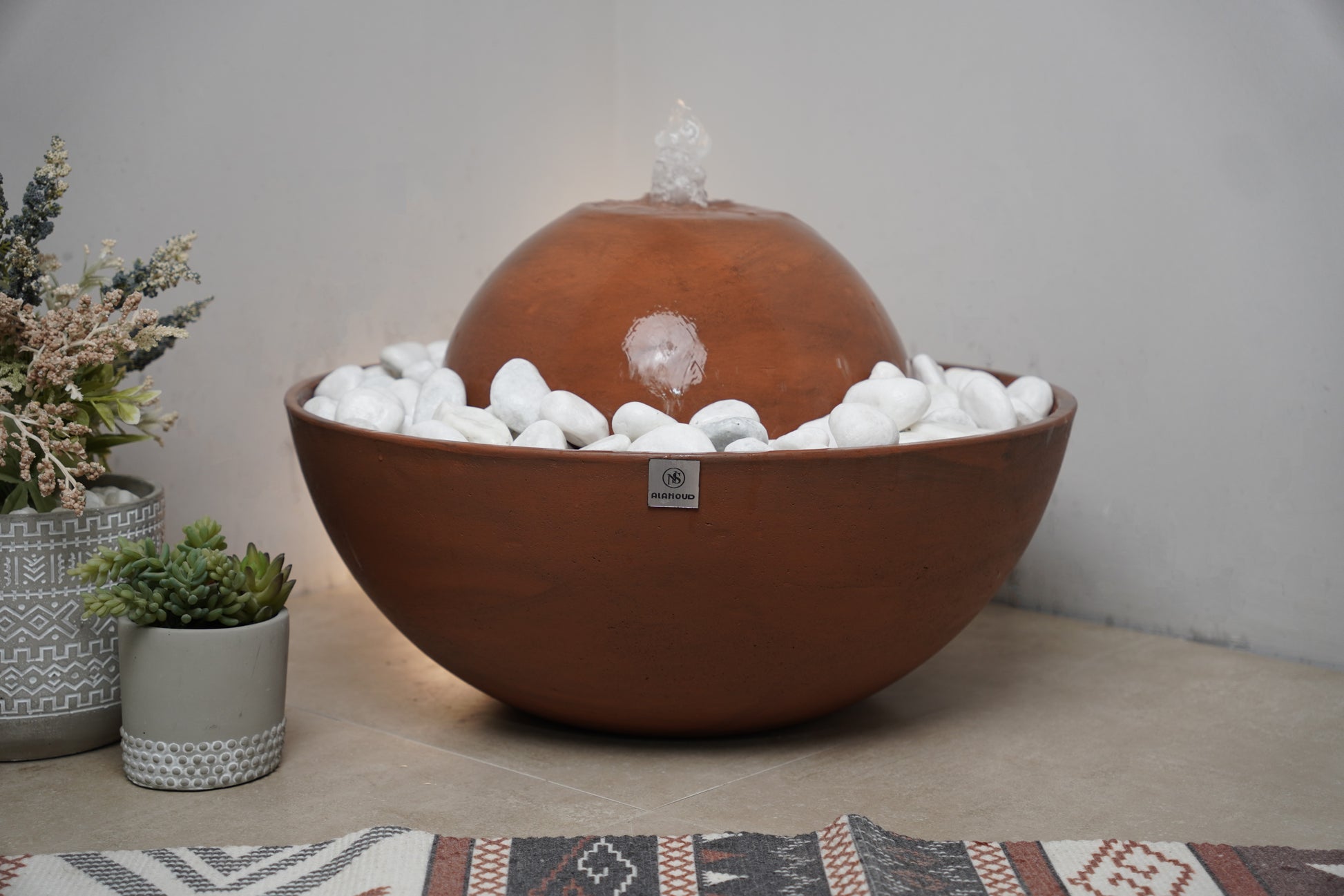 نافورة بتصميم عصري مدمج ينسجم مع الديكور الداخلي