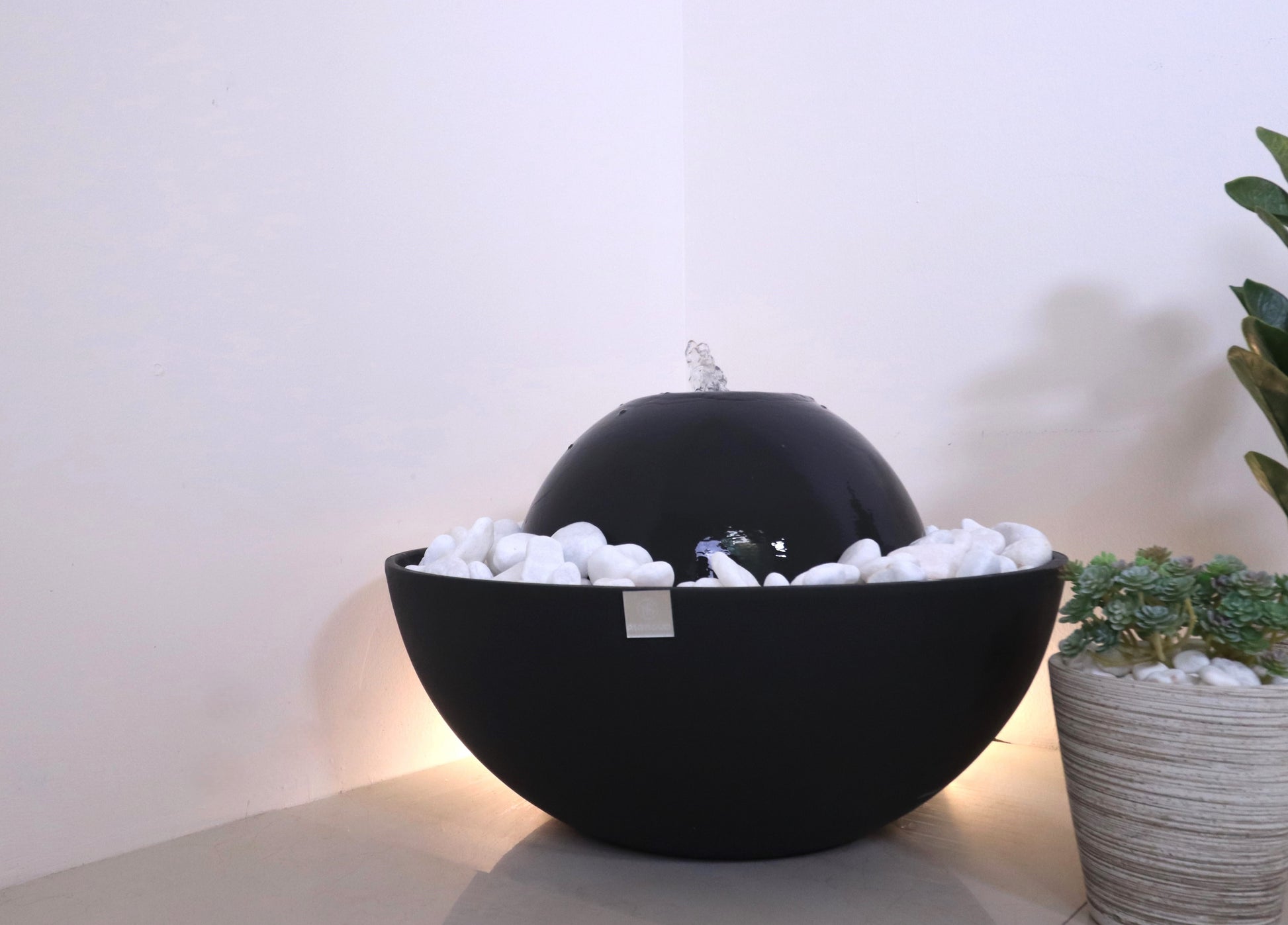 نافورة صغيرة بتفاصيل مائية أنيقة تعزز جمال المساحة