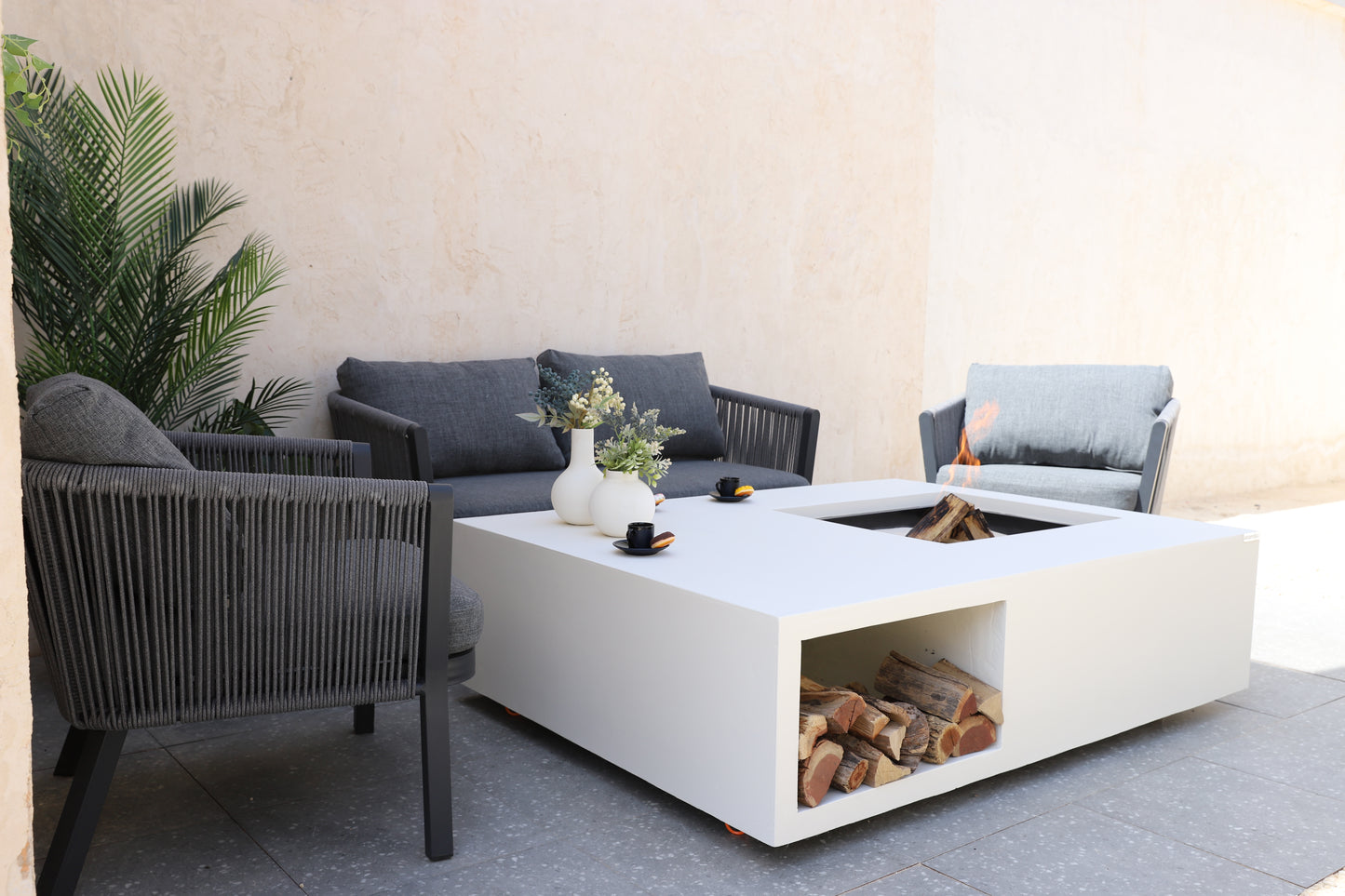 موقد نيوم للحدائق والجلسات الخارجية بتصميم GRC متين