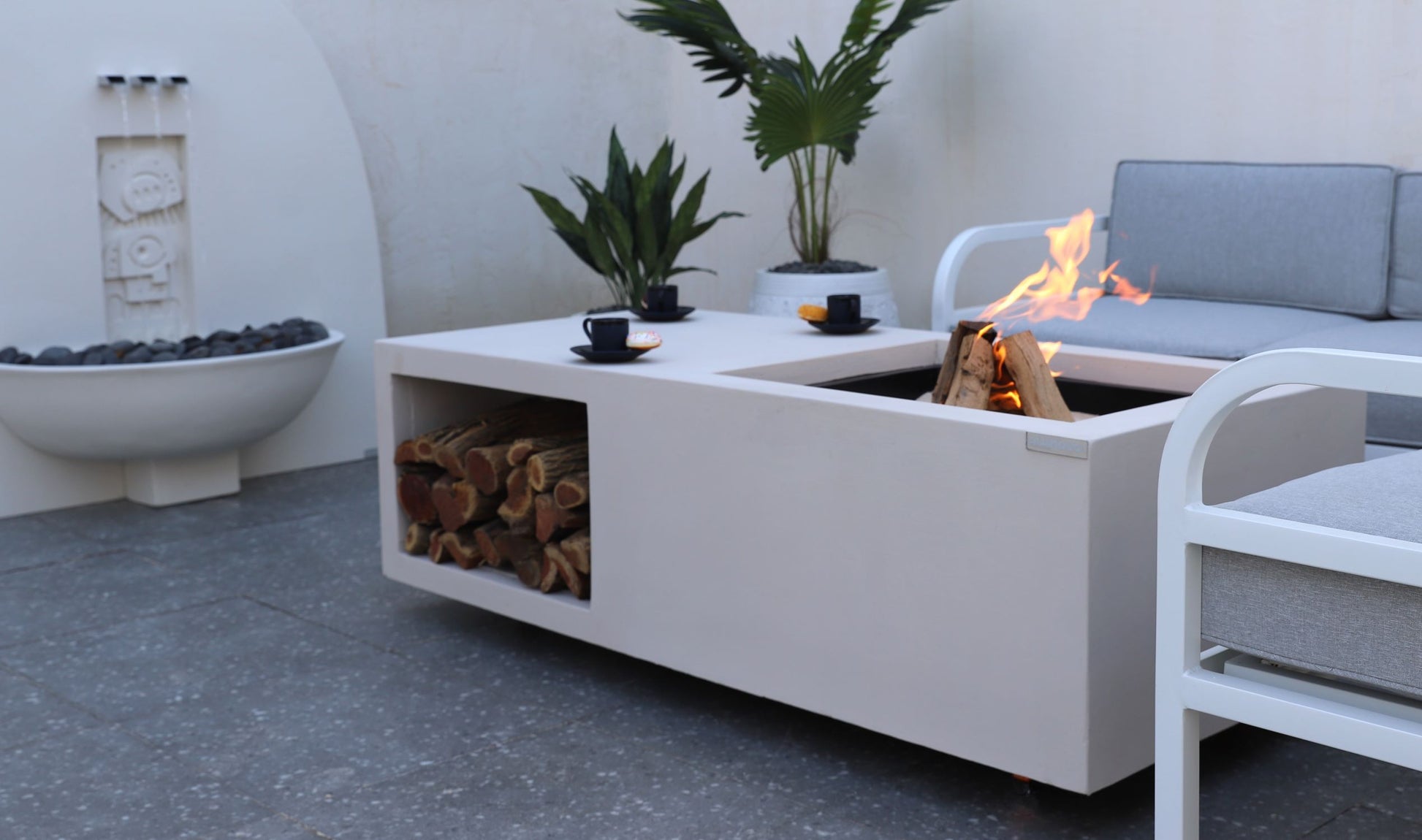 موقد نيوم مع مساحة تخزين عملية للجلسات الخارجية