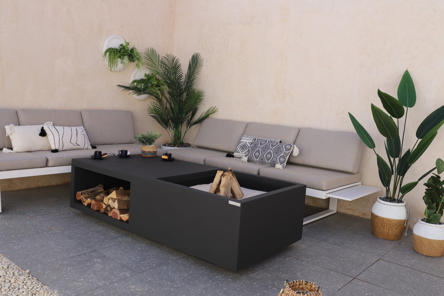 موقد نيوم بتصميم أنيق يناسب الحدائق والمجالس