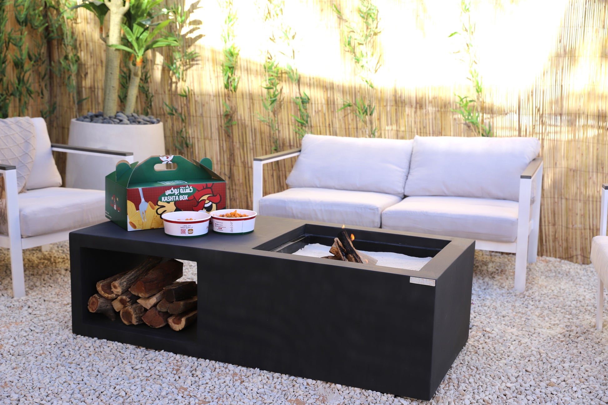 موقد نيوم العصري بسطح واسع ومساحة تخزين داخلية