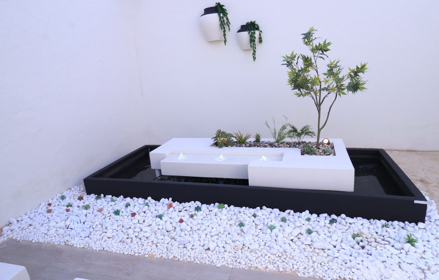 نافورة اوستر بتصميم فاخر يضيف حياة وهدوءاً للمساحة