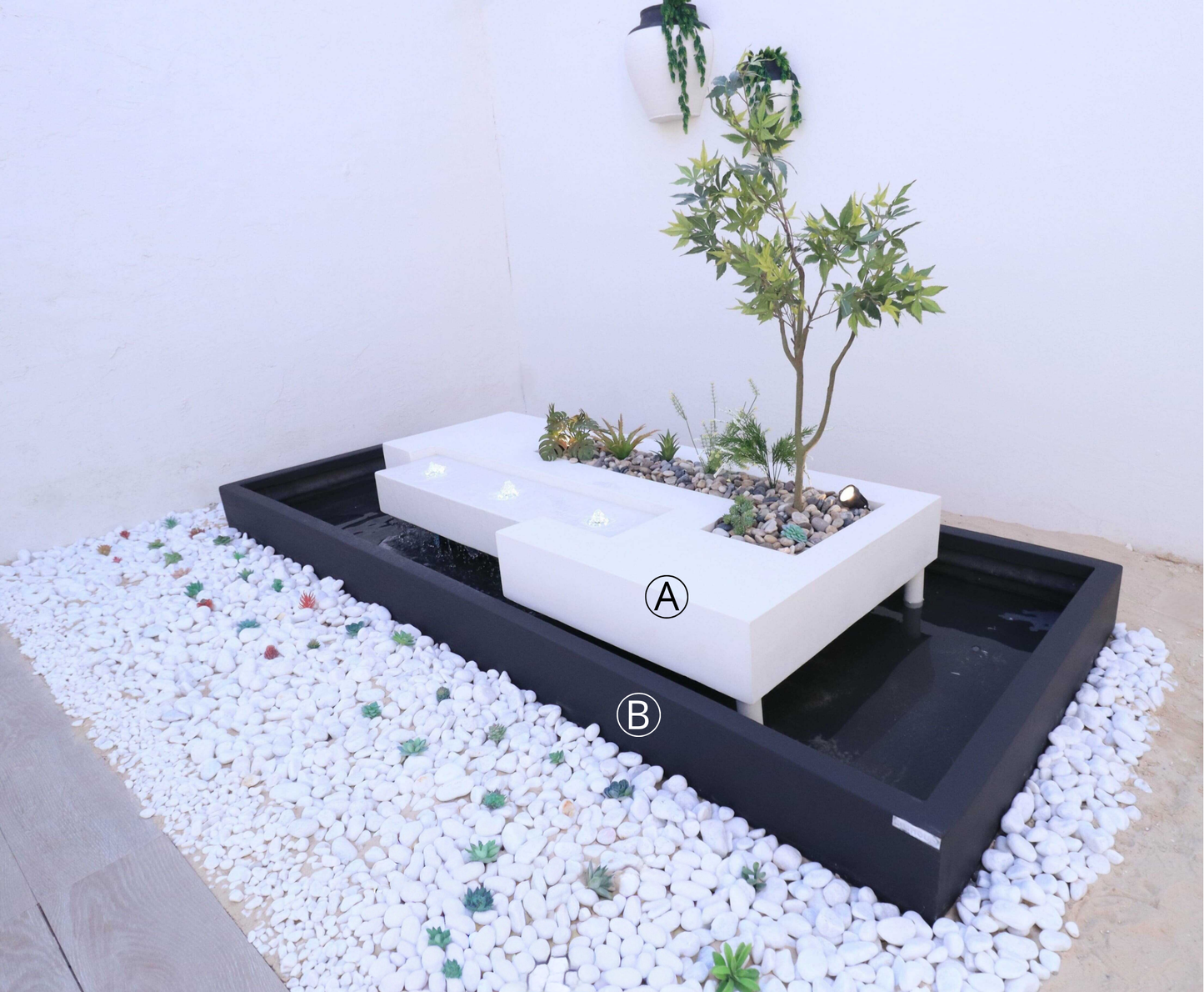 نافورة خارجية واسعة مع أحجار زينة وأشجار متناغمة