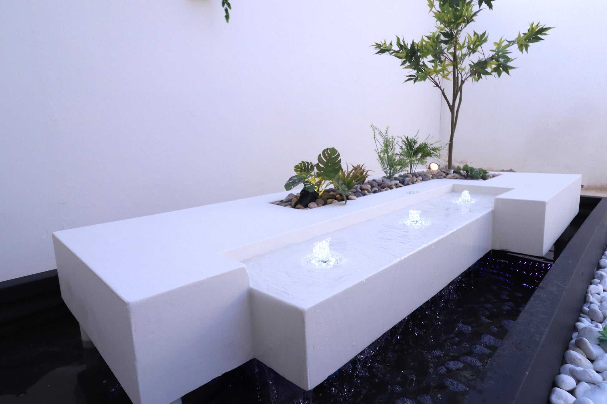 نافورة بسطح مائي ممتد يمنح المكان إحساساً مريحاً