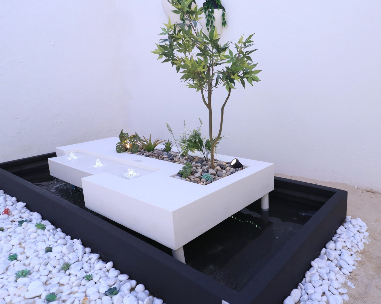 نافورة خارجية بتصميم طويل يبرز جمال الماء