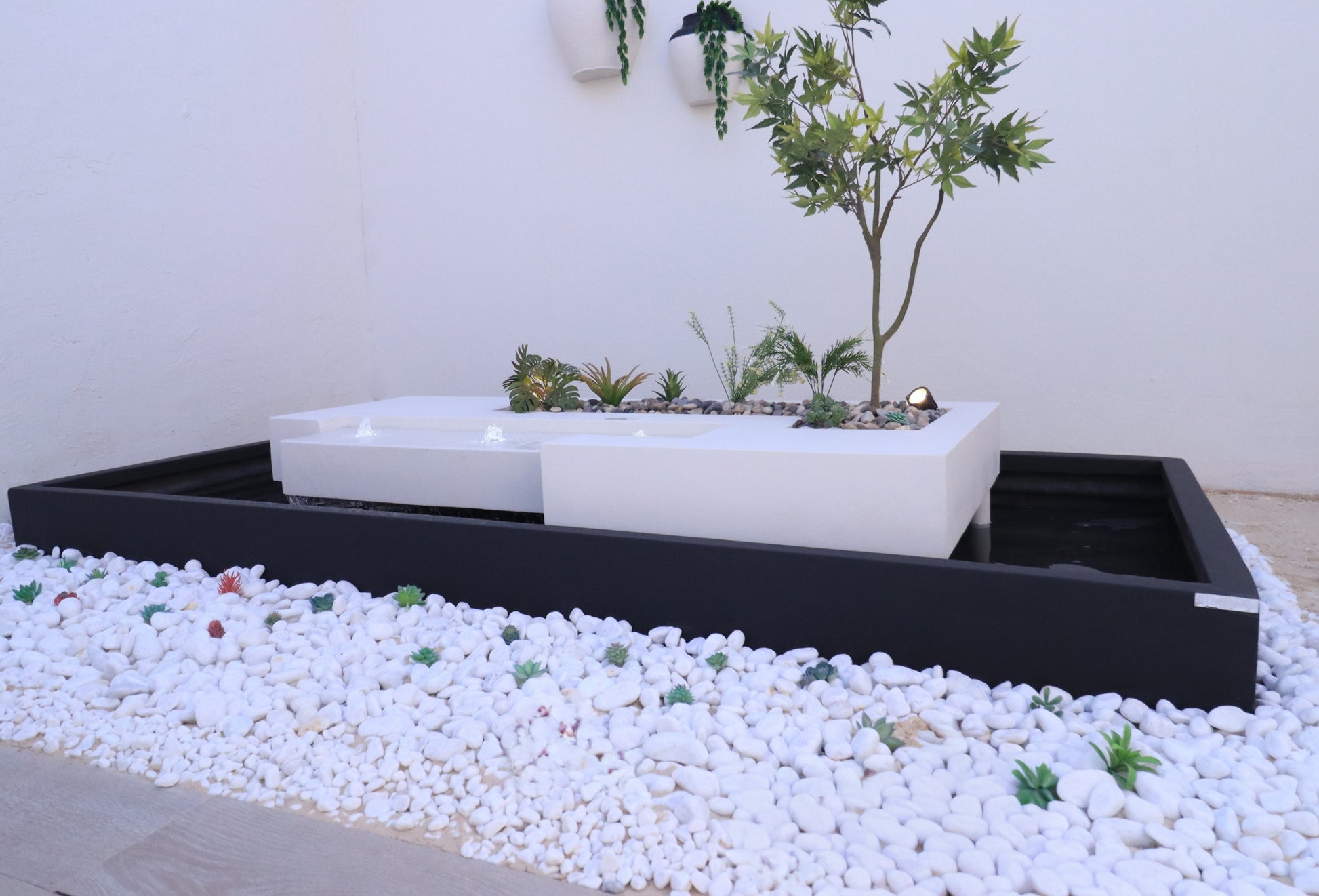 نافورة اوستر بإضاءة هادئة تنعكس على حركة الماء