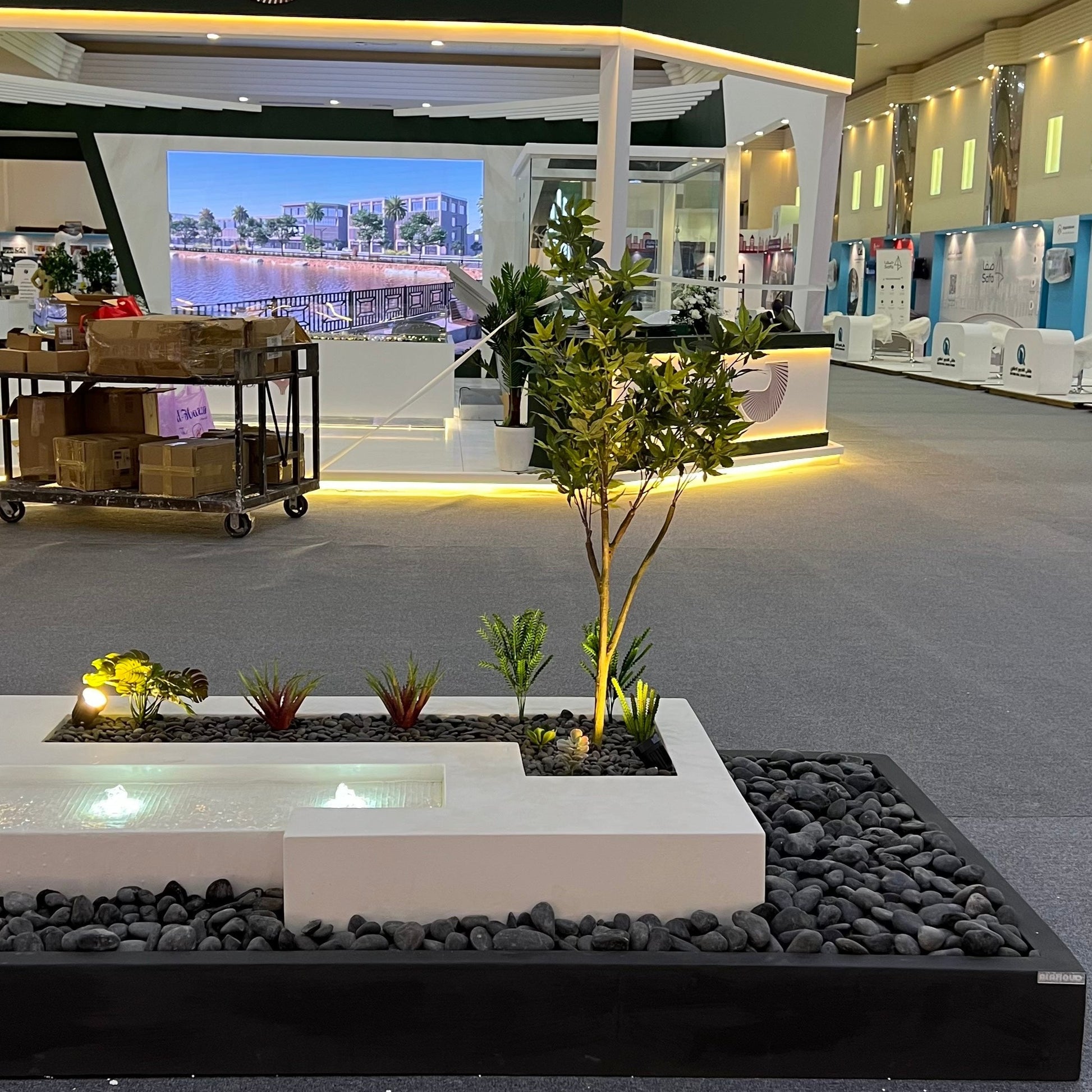 نافورة مزينة بأشجار مختارة تضيف طابعاً طبيعياً