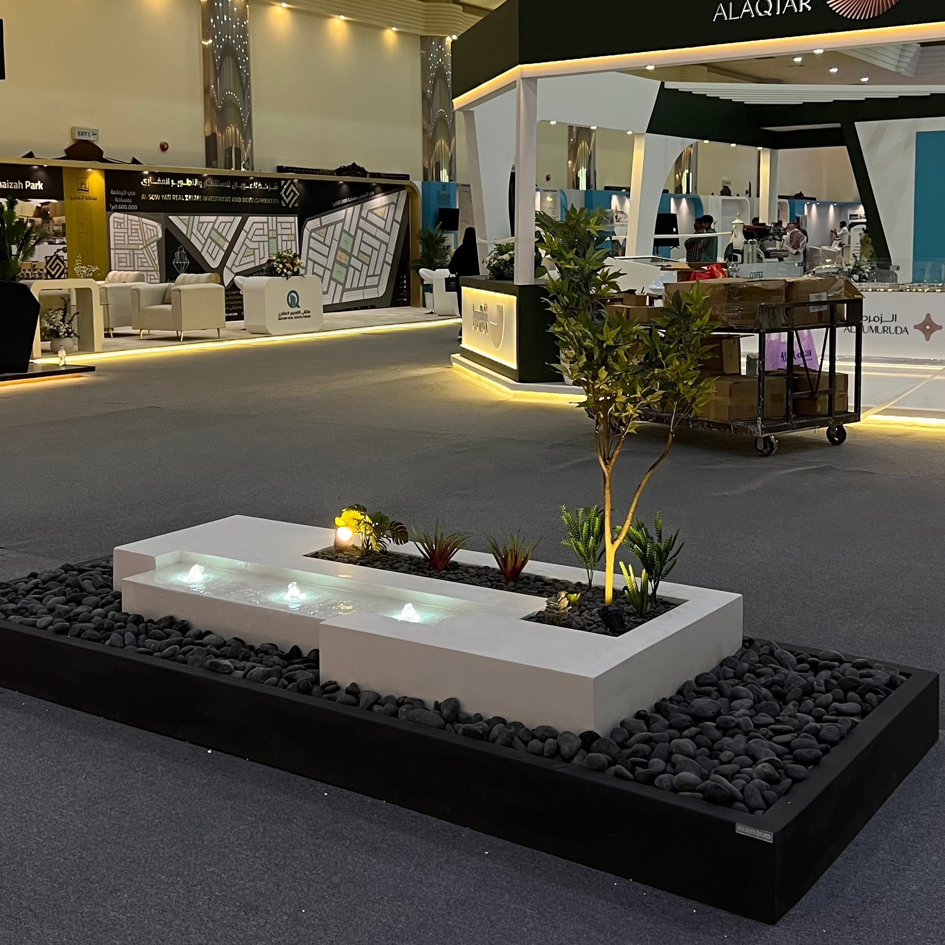 نافورة بتصميم ممتد تتحول معه المساحة لزاوية هادئة