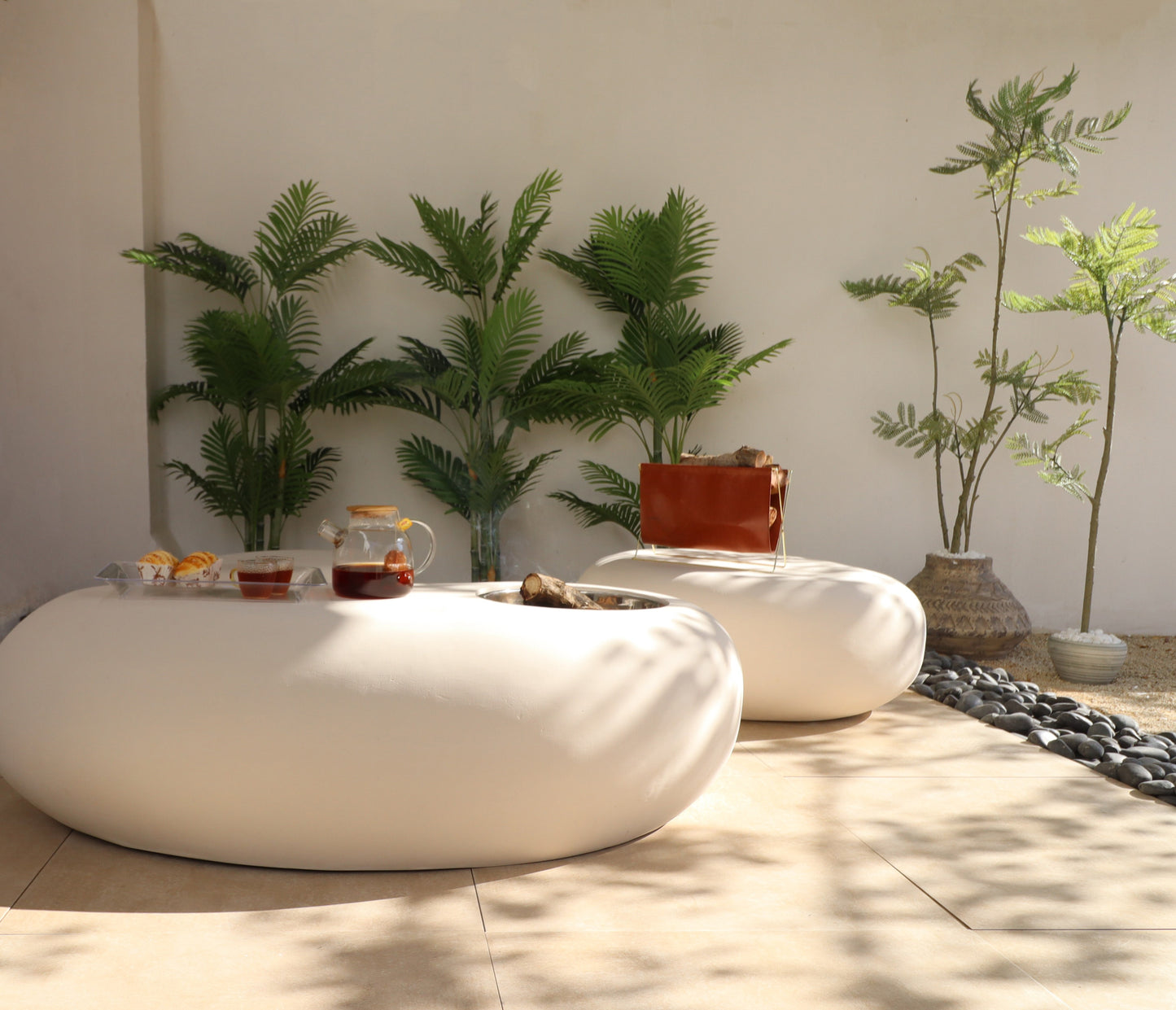 موقد روشن بتصميم عصري للجلسات الخارجية