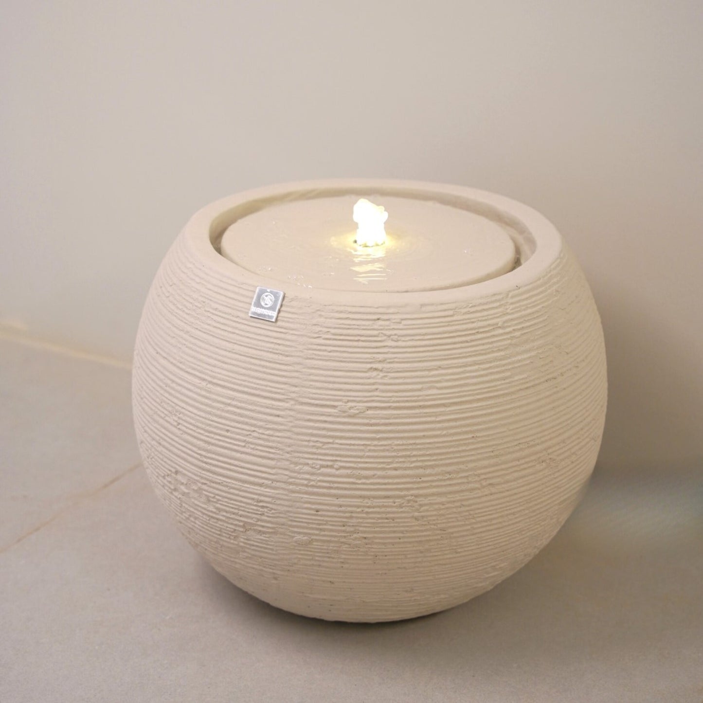 نافورة الرياض بتصميم عصري يضفي لمسة هادئة على المساحة