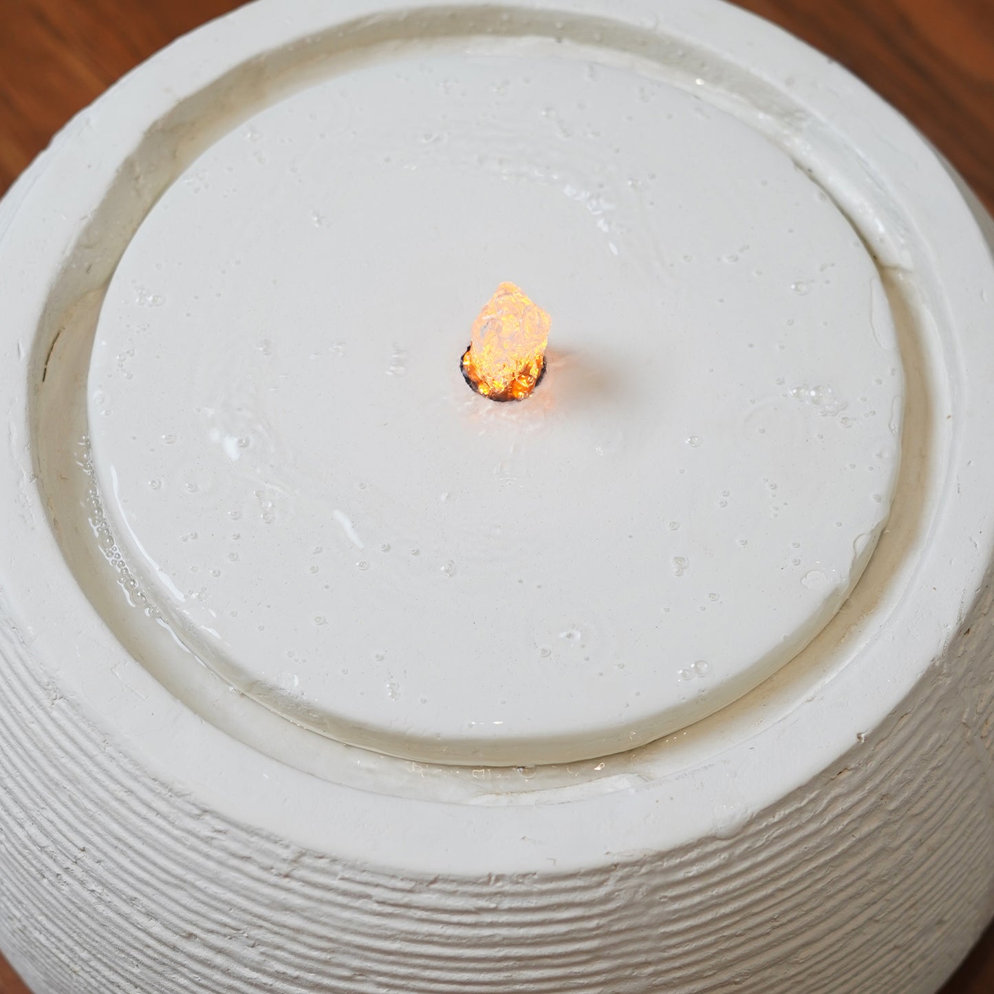 نافورة الرياض بتدفق مائي ناعم ولمسة جمالية تعزز راحة المكان